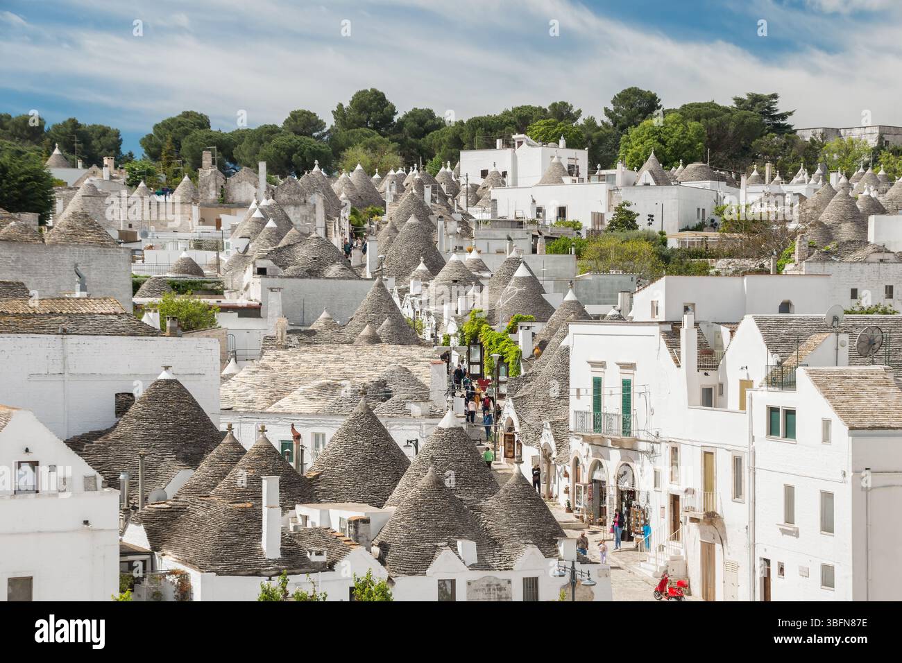 Panoramablick auf die Trullihäuser in Alberobello, Apulien, Italien. Legendäre Kalksteindächer, weiß getünchte Wände und enge Gassen unter weichem Licht. Stockfoto