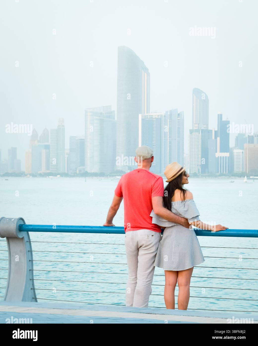 Kaukasische Touristen romantische Paare stehen zusammen und genießen das Panorama der Skyline auf dem malerischen Aussichtspunkt in Abu dhabi. Besuchen Sie die Reise Sightseeing VAE Concept Stockfoto
