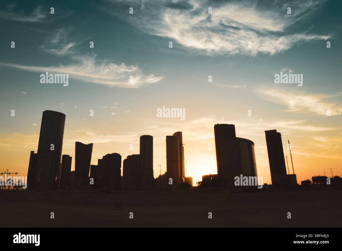 Abu Dhabi, VAE - 25. april 2025: Aerial Al Reem Island Moderne Skyline der VAE, luxuriöse Wolkenkratzer und Bürotürme, mit Geschäftszentren, Immobilien Stockfoto