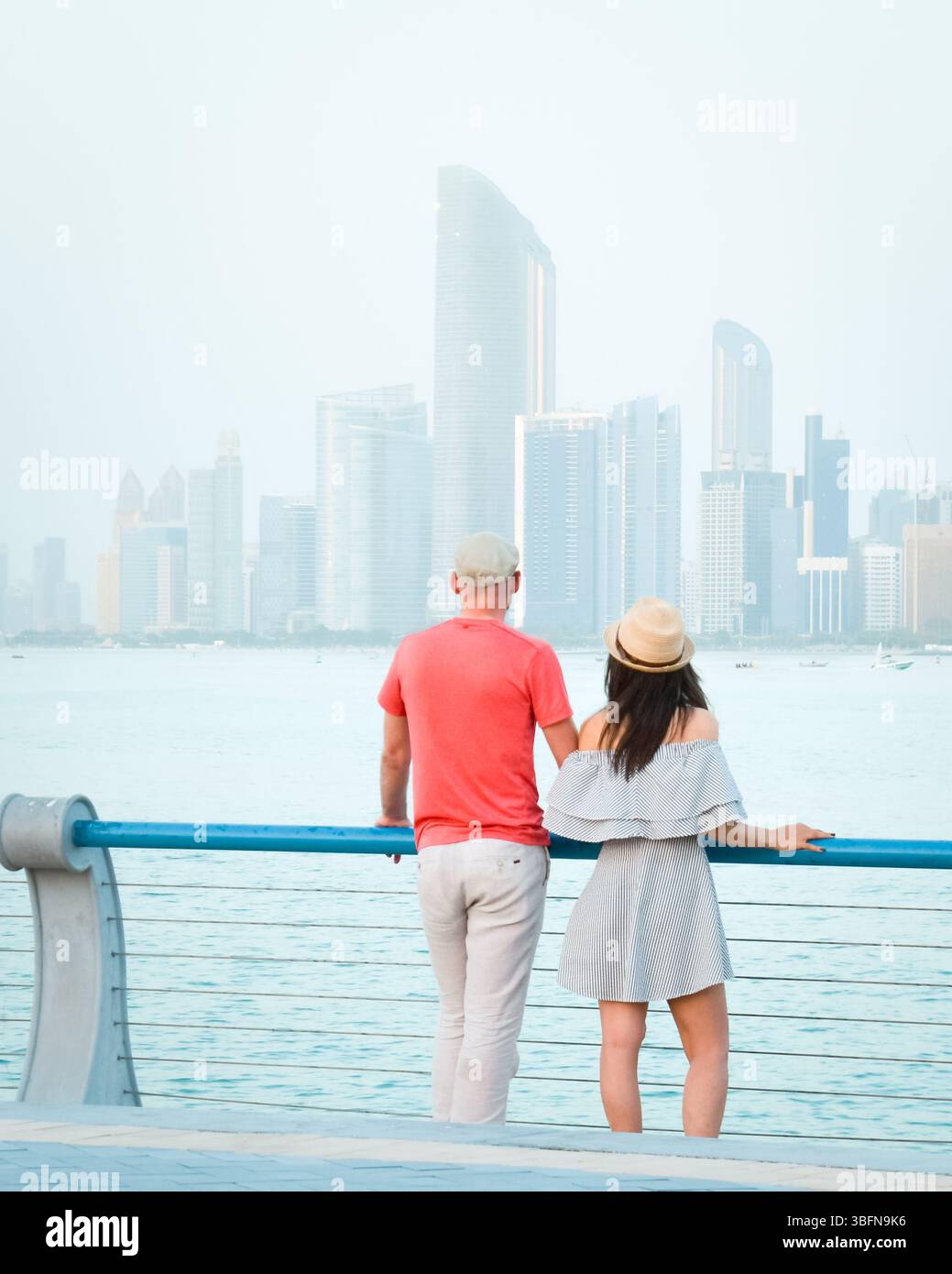 Kaukasische Touristen romantische Paare stehen zusammen und genießen das Panorama der Skyline auf dem malerischen Aussichtspunkt in Abu dhabi. Besuchen Sie die Reise Sightseeing VAE Concept Stockfoto