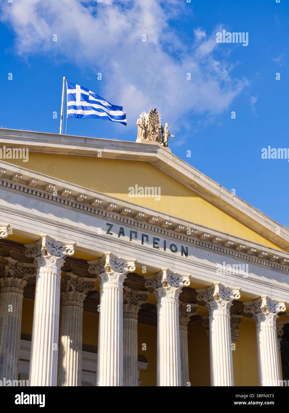 Zappeion-Gebäude in Athen mit fliegender griechischer Flagge, klassischen Säulen und blauem Himmel Stockfoto Zappeion-Gebäude in Athen mit fliegender griechischer Flagge, klassischen Säulen und blauem Himmel Stockfoto