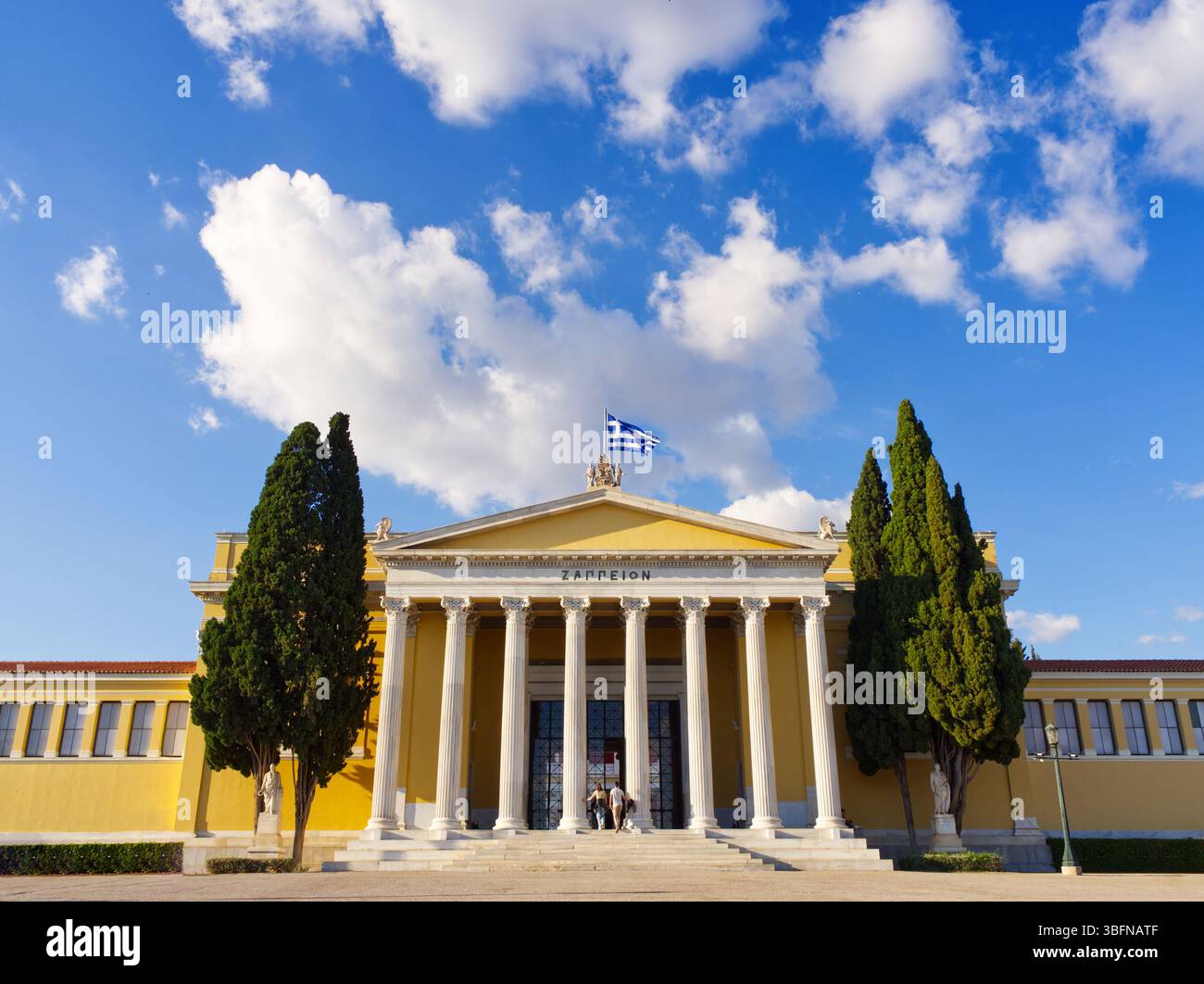 Zappeion in Athen, Griechenland. Neoklassizistische Architektur mit Säulen und griechischer Flagge an einem sonnigen Tag. Stockfoto Zappeion in Athen, Griechenland. Neoklassizistische Architektur mit Säulen und griechischer Flagge an einem sonnigen Tag. Stockfoto