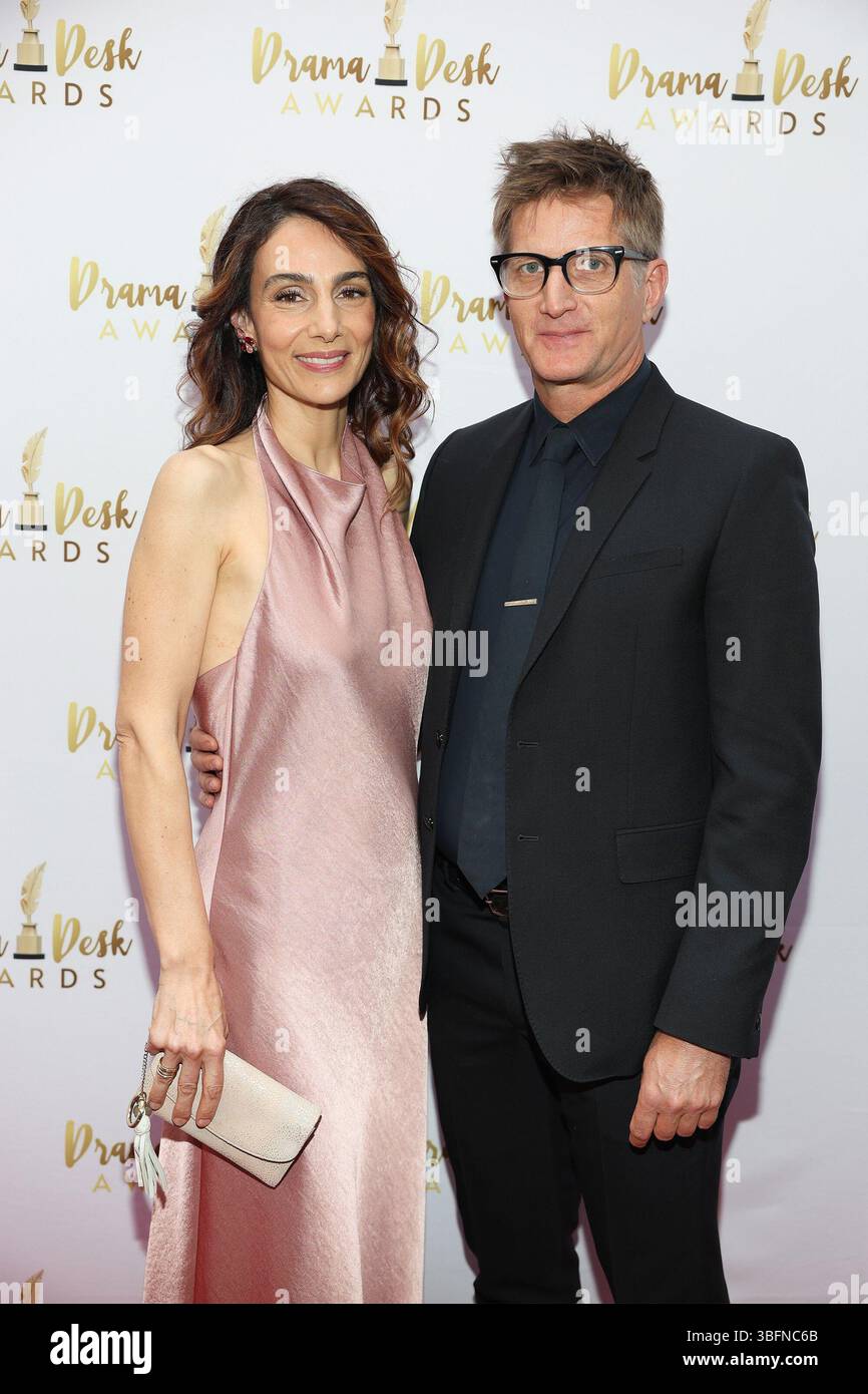 Ny. Juni 2025. Annie Parisse, Paul Sparks at Arrivals for the Annual Drama Desk Awards 2025, Jack H. Skirball Center for the Performing Arts at NYU, New York, NY, 01. Juni 2025. Quelle: Manoli Figetakis/Everett Collection/Alamy Live News Stockfoto