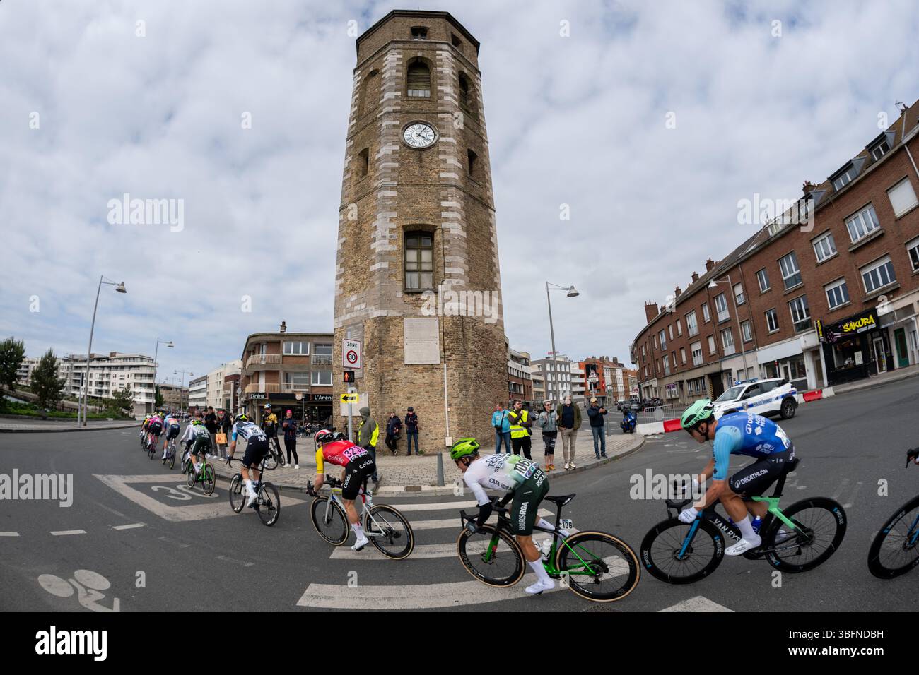 Das Feld fährt an der Tour du Leughenaer in Dunkerque während der letzten Etappe der 4 Jours du Dunkerque vorbei Stockfoto