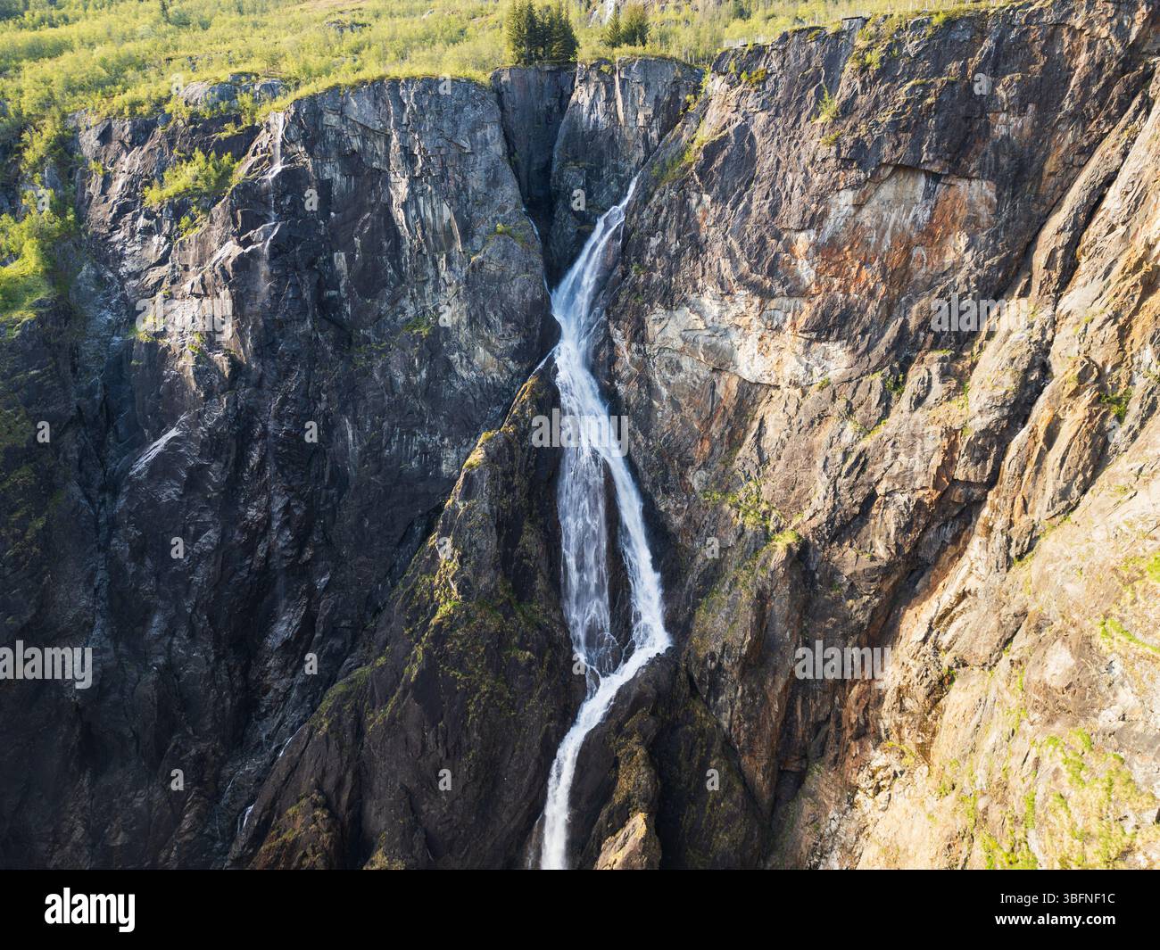 Atemberaubender Blick auf den Voringsfossen-Wasserfall in Norwegen, der in einem malerischen Canyon mächtig über felsige Klippen stürzt. Stockfoto