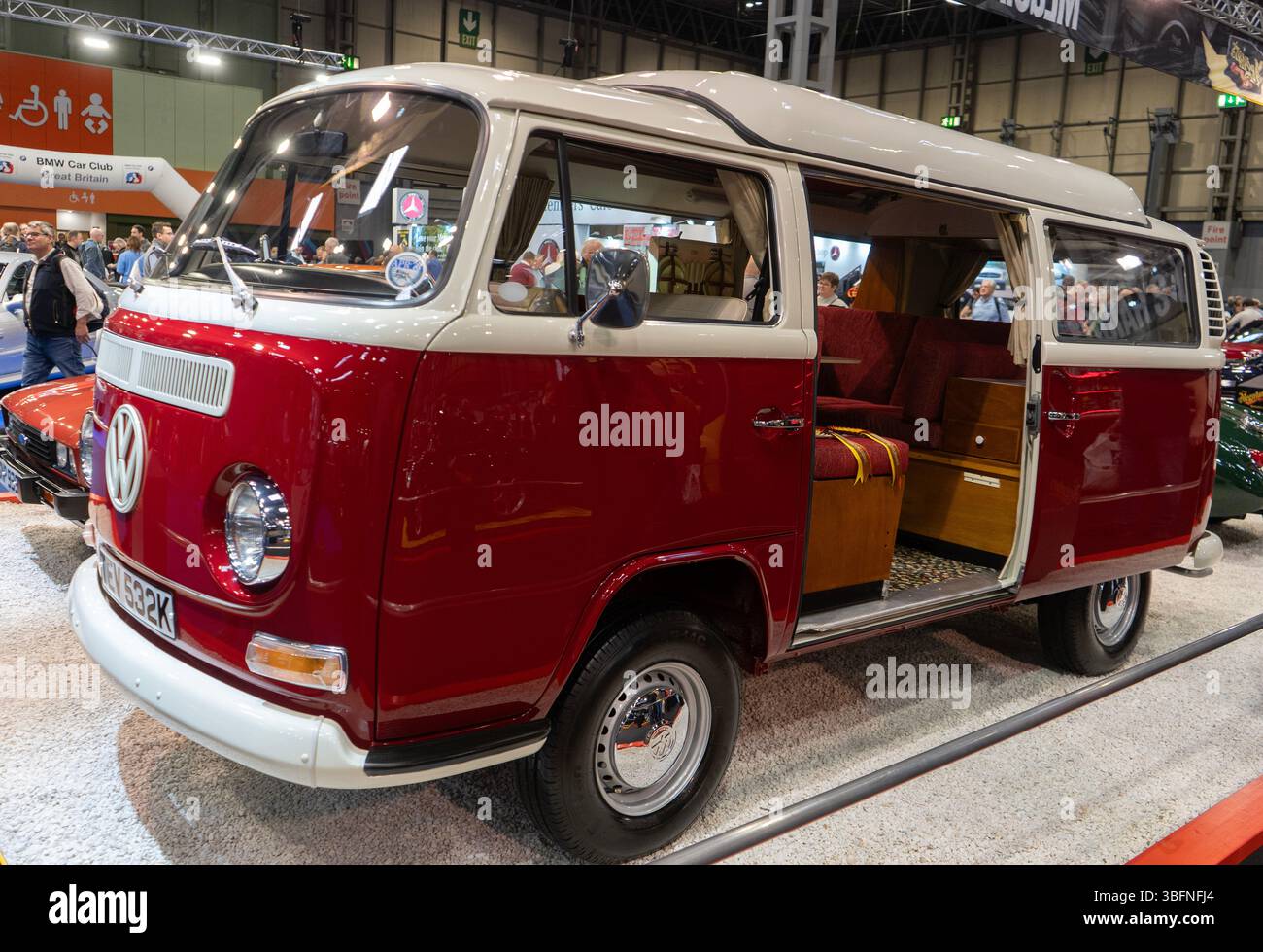 Ein 1972 Volkswagen Typ 2 Danbury Conversion Campervan auf der Classic Motor Show 2023, NEC, Birmingham Stockfoto