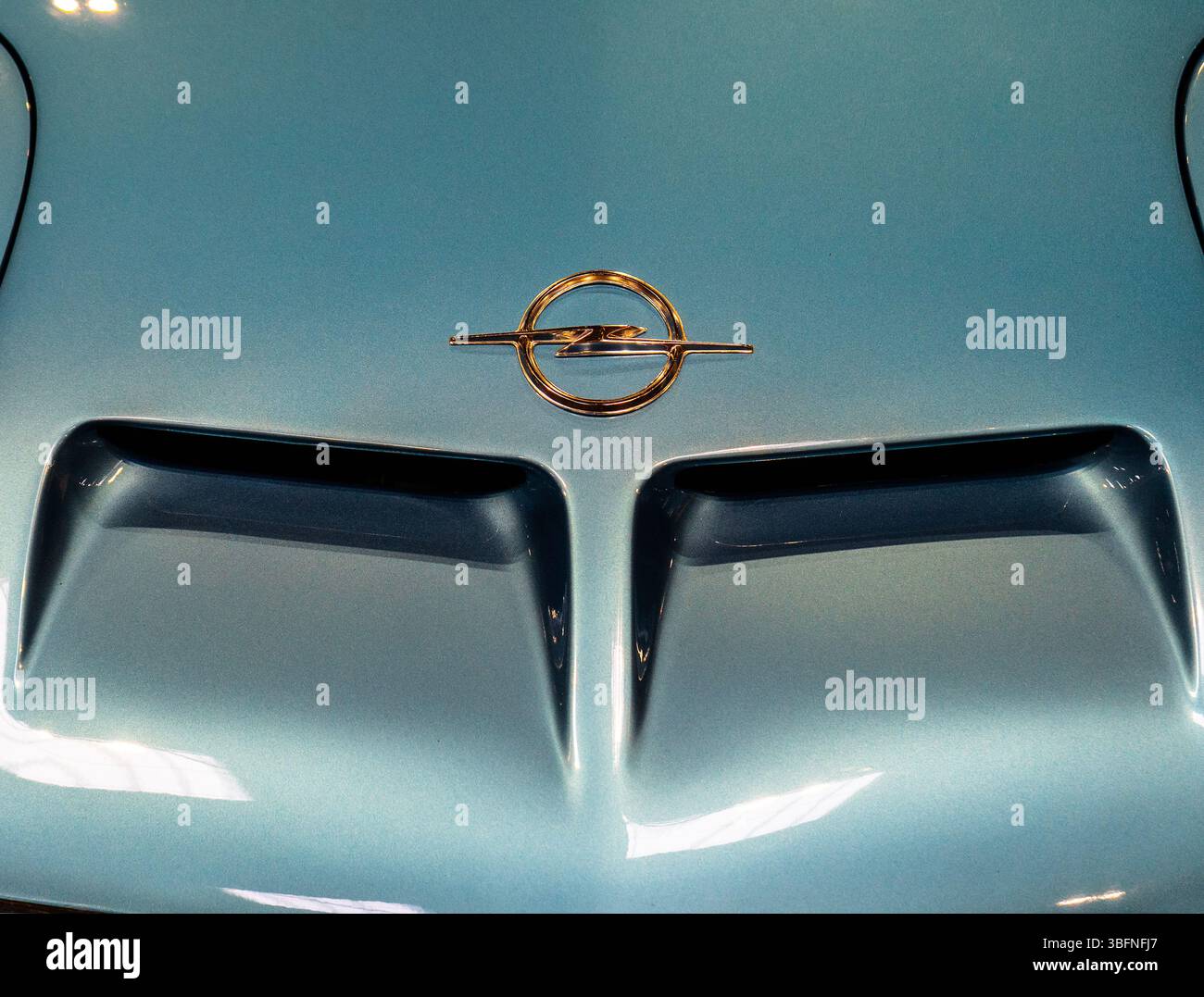 Nahaufnahme des Logos und der Lufteinlässe eines 1970er Opel GT auf der Classic Motor Show im November 2023 in NEC, Birmingham Stockfoto