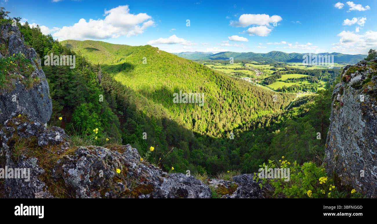 Panoramaaufnahme des Frühlingsbergs. Fabelhafter Sonnenaufgang und Sonnenuntergang in den Bergen, fantastische Natur Stockfoto