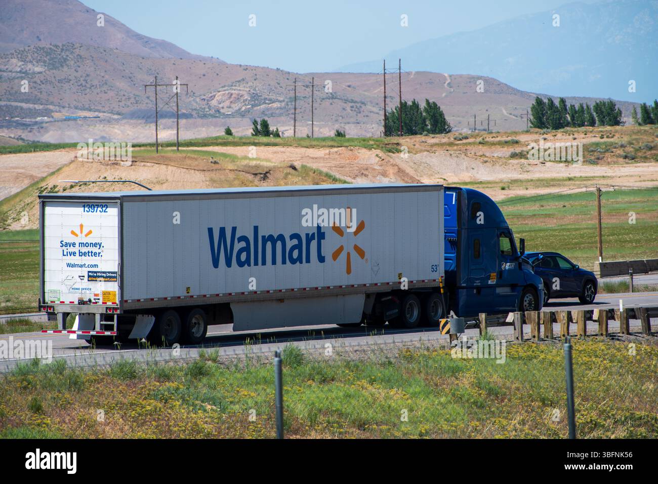 Santaquin, Utah – 1. Juni 2025: Ein Walmart-Anhänger fährt auf der Interstate 15 in Richtung Norden in Santaquin, Utah, USA. Stockfoto