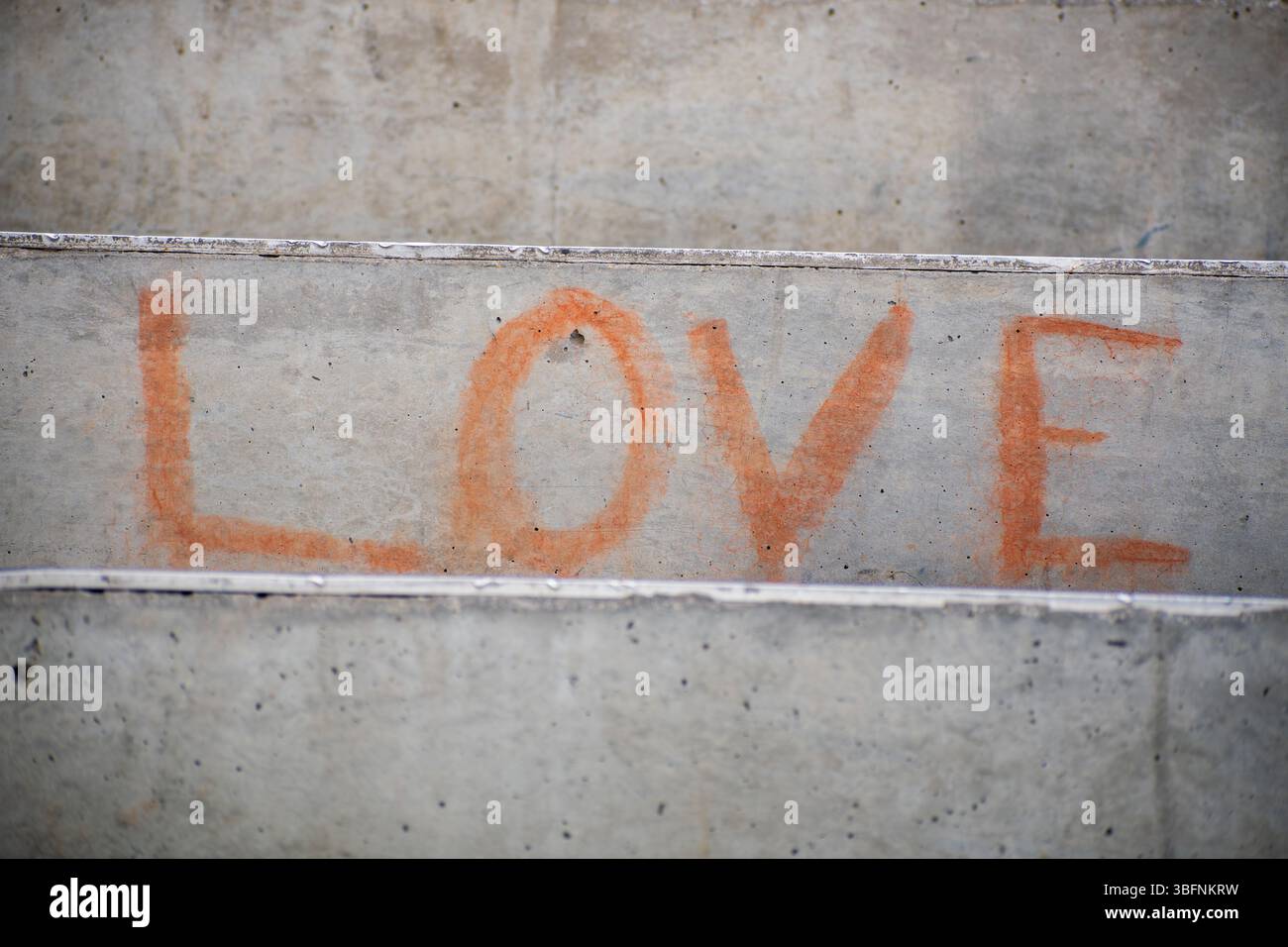 Orem, Utah – 2. Juni 2025. Herzsymbol auf den Treppen der UVU-Fußgängerbrücke. Stockfoto