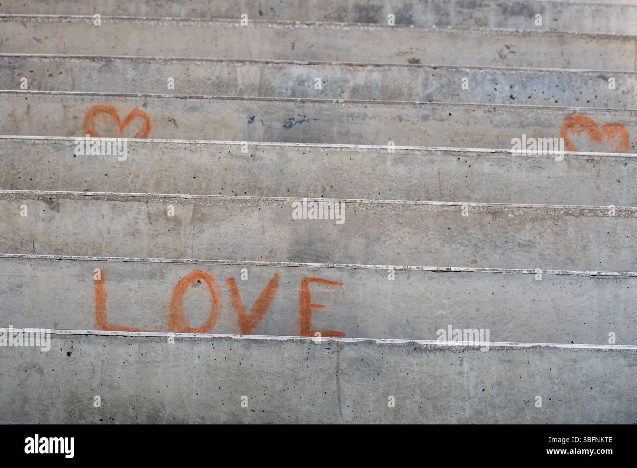 Orem, Utah – 2. Juni 2025. Herzsymbol auf den Treppen der UVU-Fußgängerbrücke. Stockfoto