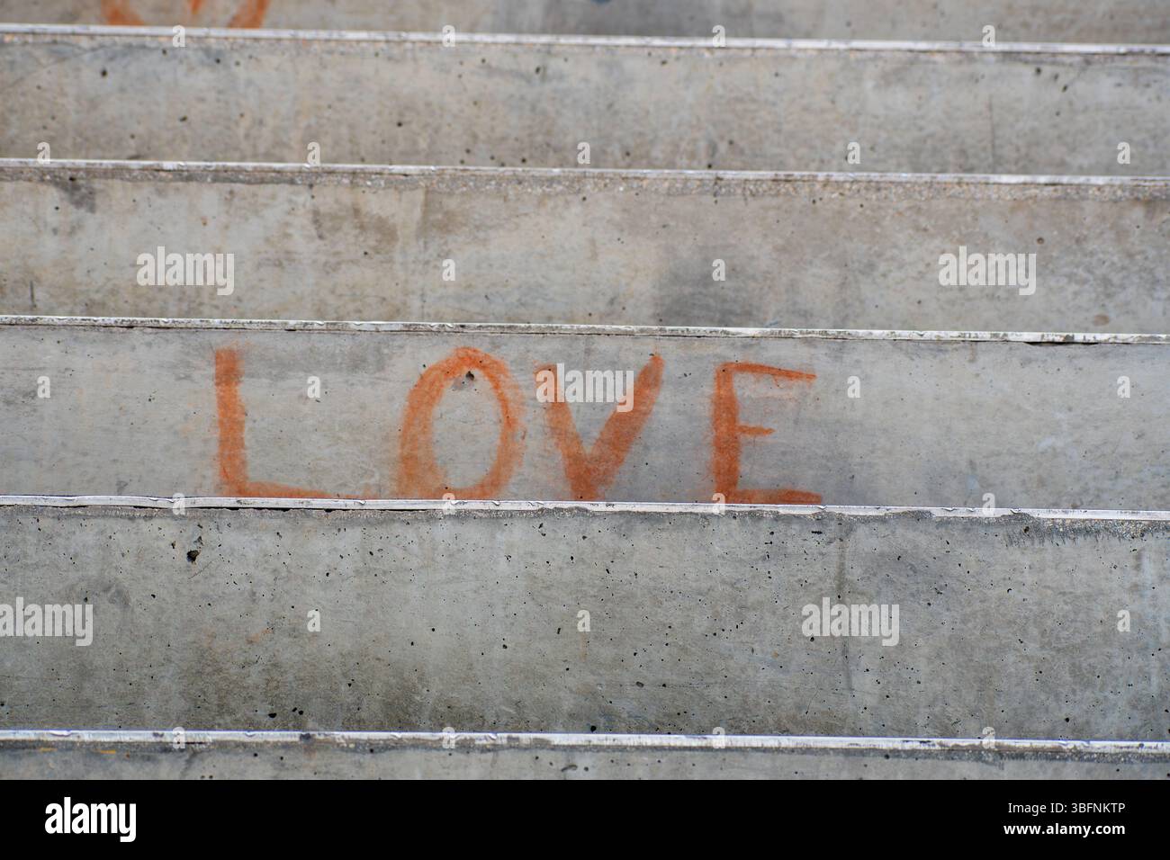 Orem, Utah – 2. Juni 2025. Herzsymbol auf den Treppen der UVU-Fußgängerbrücke. Stockfoto