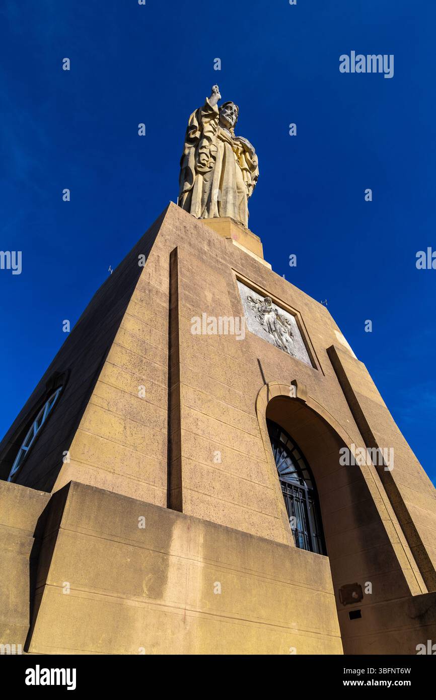 Jesu-Statue „Heiliges Herz“ von Federico Coullaut, Burg von La Mota (Motako Gaztelua) auf dem Urgull von San Sebastian, Spanien Stockfoto