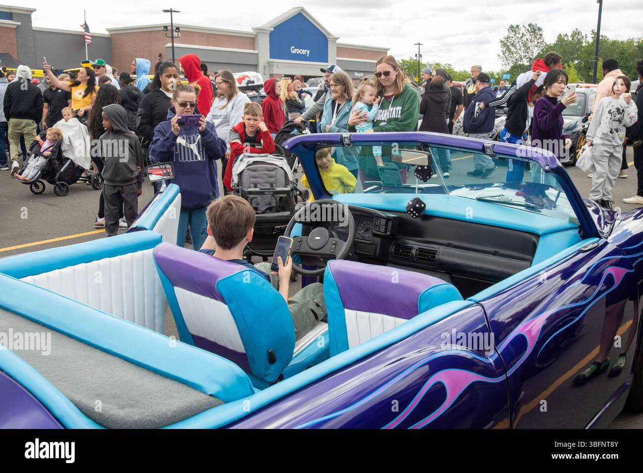 Taylor, Michigan – Tausende von Besuchern der Hot Wheels Legends Tour im Vorort Detroit. Die Tour ermöglicht es kundenspezifischen Autoherstellern, ihre Arbeit zu zeigen. Jedes Jahr Stockfoto