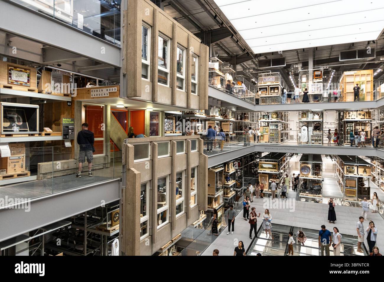 31. Mai 2025: Sektion des brutalistischen Anwesens von Robin Hood Gardens, Eröffnungstag des neuen V&A East Storehouse Museum, Stratford, England Stockfoto