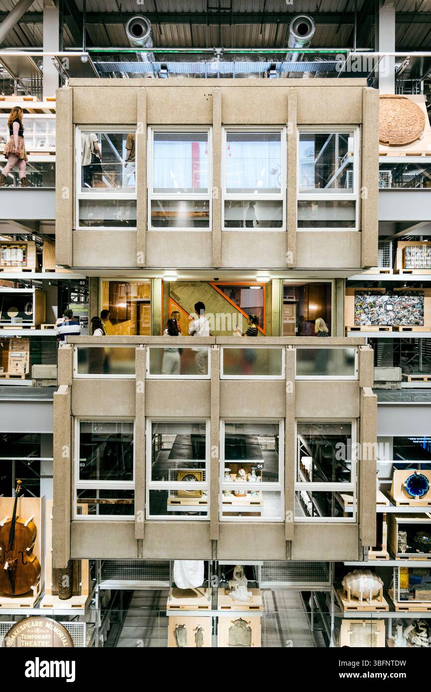 31. Mai 2025: Sektion des brutalistischen Anwesens von Robin Hood Gardens, Eröffnungstag des neuen V&A East Storehouse Museum, Stratford, England Stockfoto