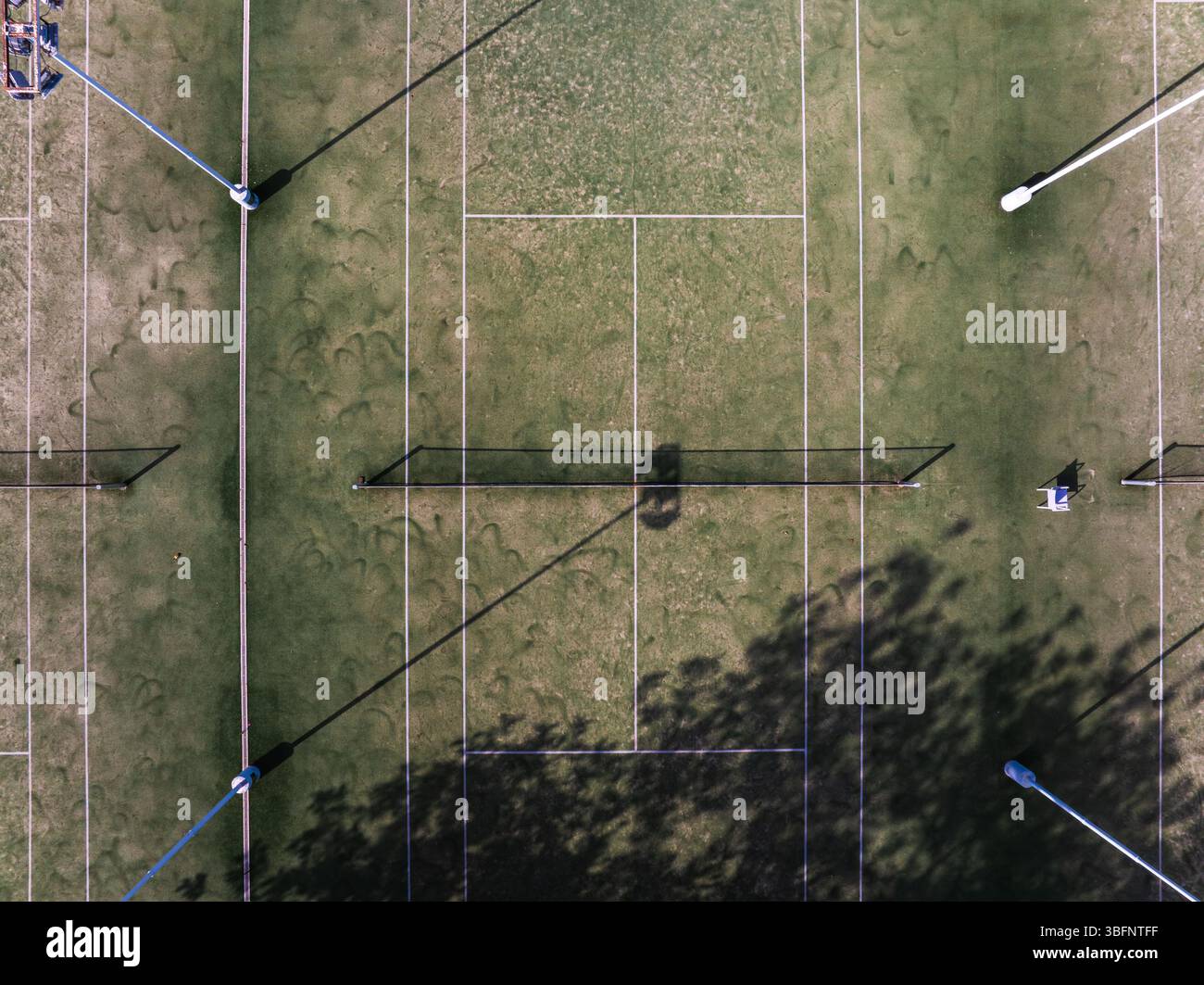 Luftaufnahme des Sportplatzes mit mehreren markierten Plätzen und Schatten Stockfoto