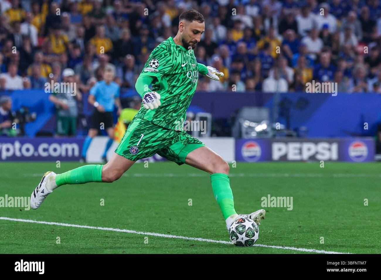 Gianluigi Donnarumma vom FC Paris Saint-Germain wurde während des Fußballspiels der UEFA Champions League 2024/25 zwischen Paris Saint-Germain FC und dem FC Internazionale in der Münchener Fußballarena gezeigt Stockfoto