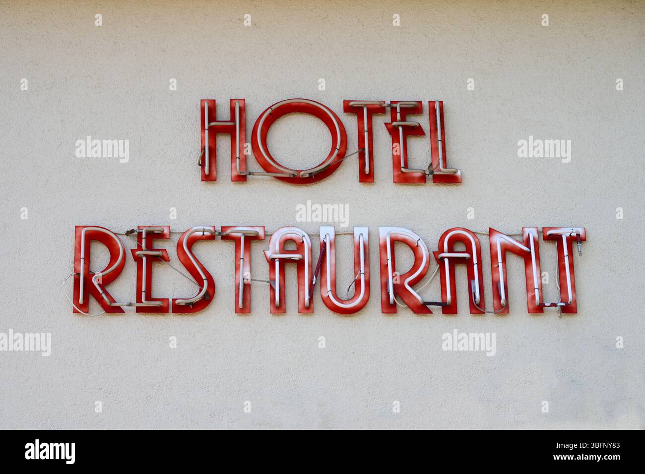 Neon Hotel Restaurant Schild an einer Wand Stockfoto