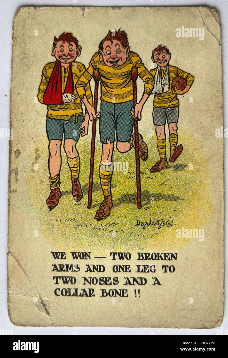 Postkarte in Vintage-Farbe von Zeichentrickjungen, die Fußball spielen, voller verspielter Energie, nostalgischem Humor und klassischem Mid-Century-Illustrationsstil. Stockfoto