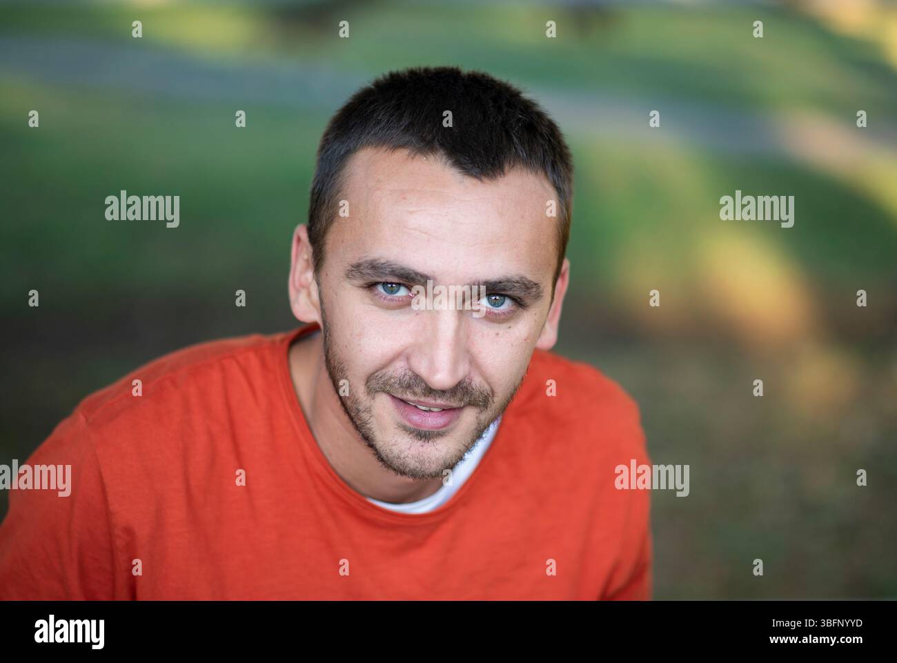 Porträt eines hübschen jungen Mannes, der lächelt und lässige Kleidung trägt Stockfoto