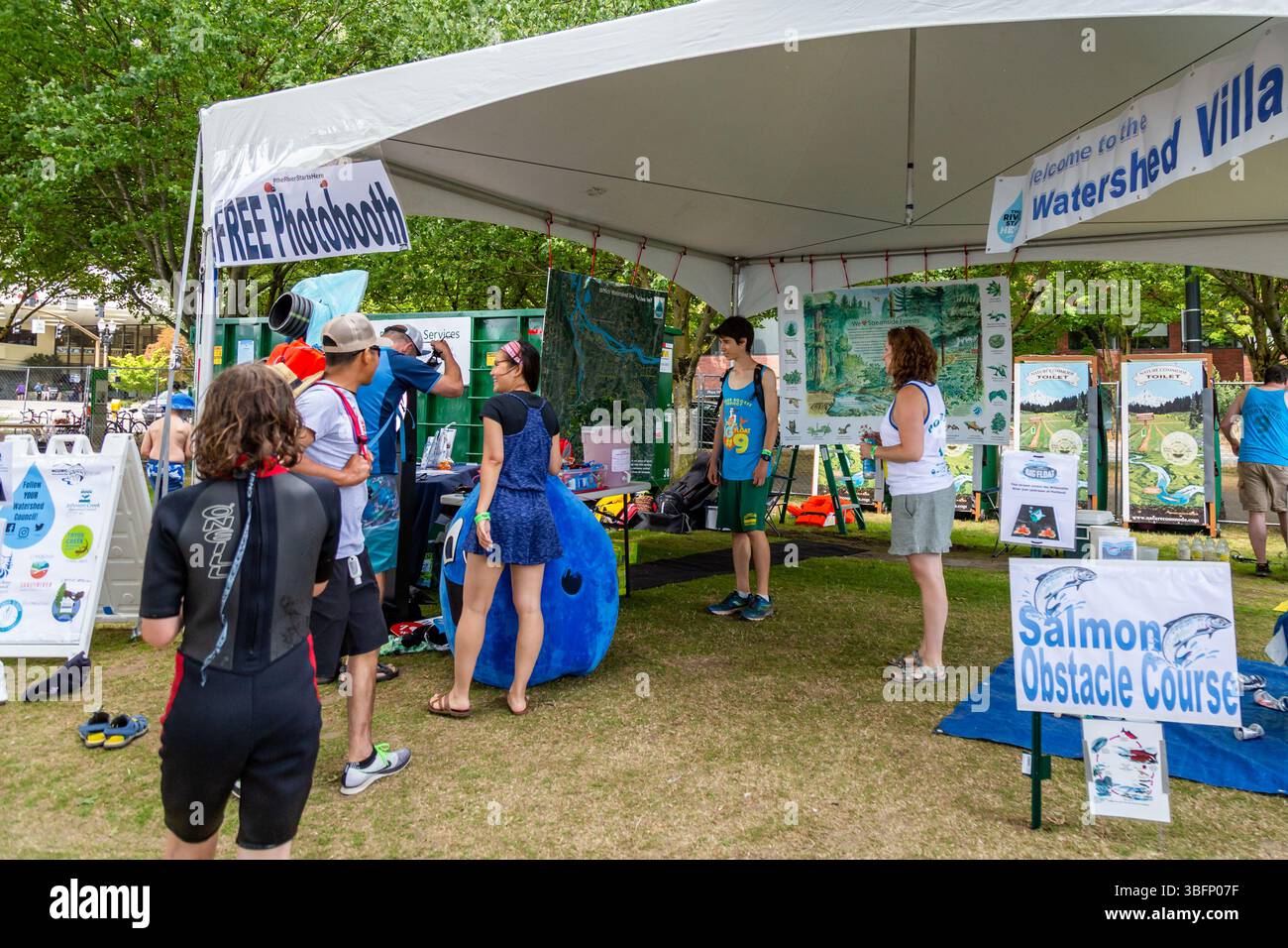 The Big Float, Portland, Oregon - 13. Juli 2019: Menschen treffen sich am Stand der Watershed Villa, erfahren mehr über die lokalen Wassereinzugsgebiete und nehmen an einem P. Stockfoto