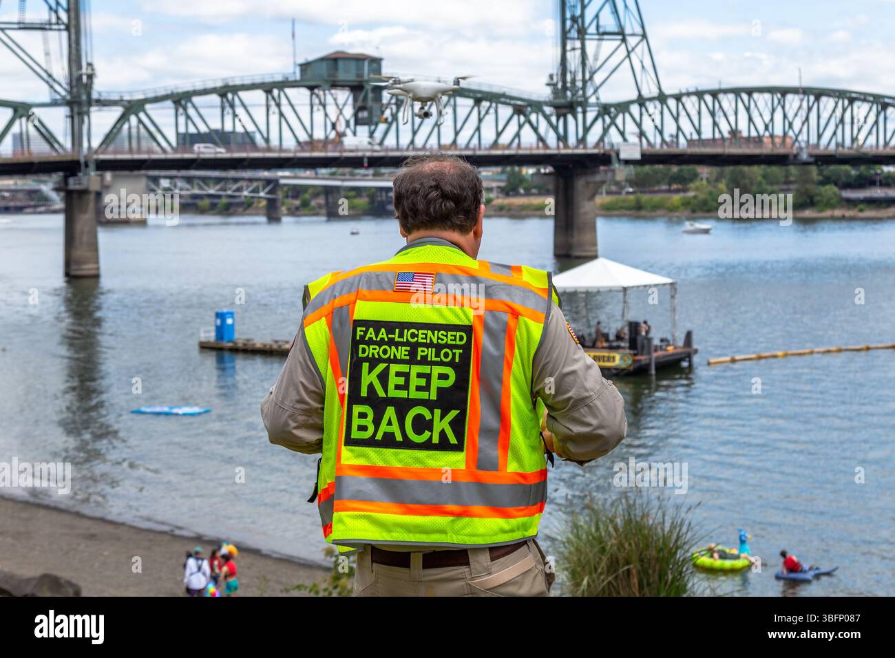 The Big Float, Portland, Oregon – 13. Juli 2019: Ein von der FAA lizenzierter Drohnenpilot überwacht das Ereignis von der Küste aus, gewährleistet Sicherheit und erfasst die Luft Stockfoto