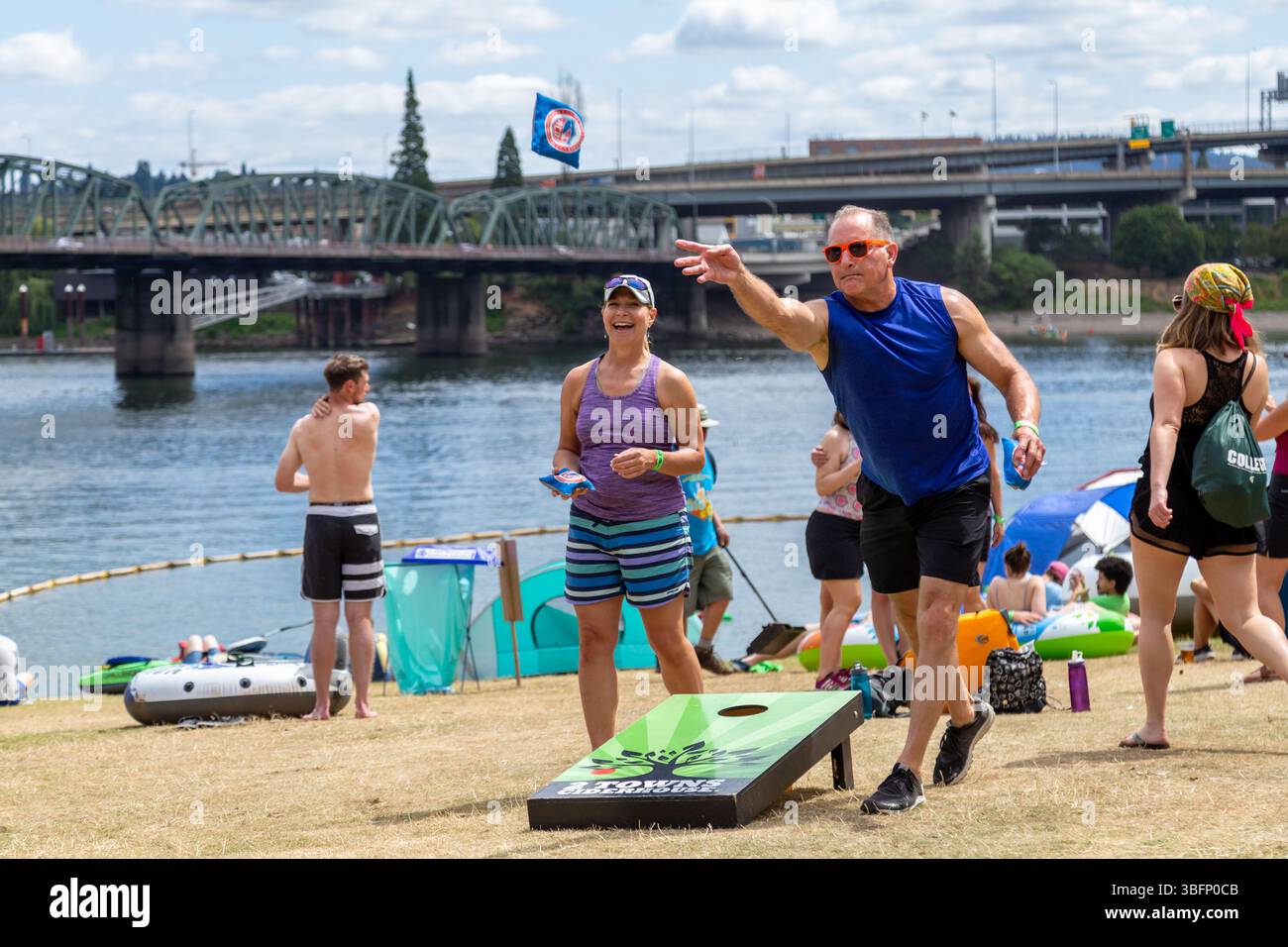 The Big Float, Portland, Oregon – 13. Juli 2019: Die Menschen genießen während des Big Float Events eine Partie Cornhole am Ufer des Willamette River. Stockfoto