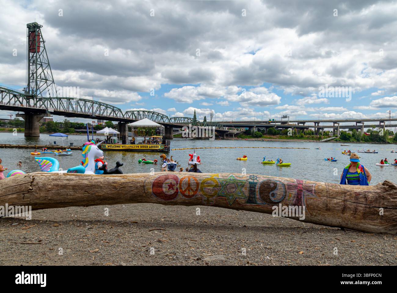 The Big Float, Portland, Oregon – 13. Juli 2019: Die Menschen treiben während des jährlichen Big Float Events auf dem Willamette River mit Schlauchbooten. Stockfoto