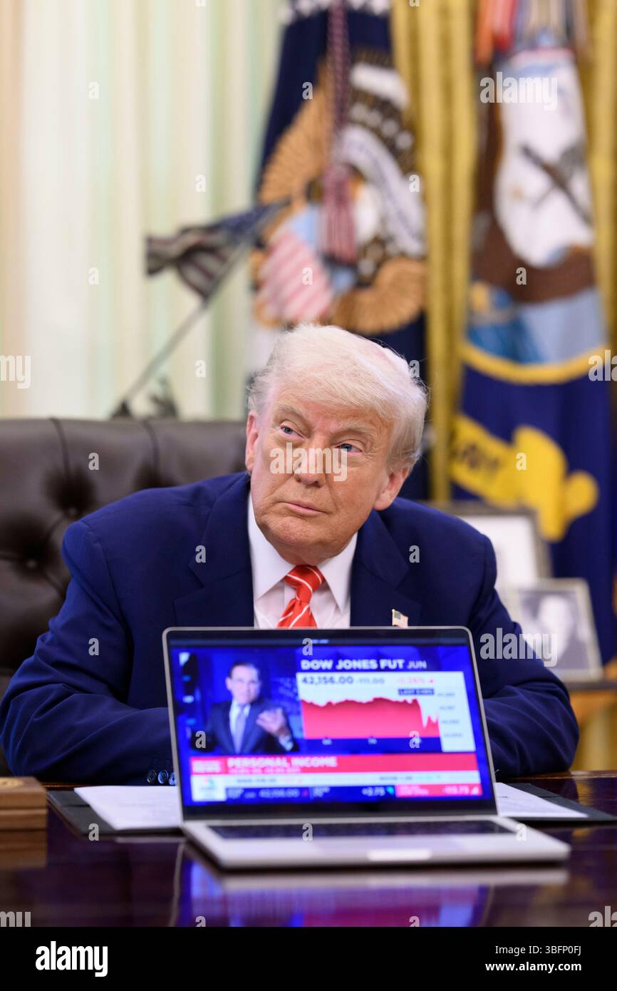 Washington, Vereinigte Staaten von Amerika. 30. Mai 2025. US-Präsident Donald Trump hört eine Frage während einer Pressekonferenz im Oval Office des Weißen Hauses, am 30. Mai 2025 in Washington, D.C. Credit: Molly Riley/White House Photo/Alamy Live News Stockfoto