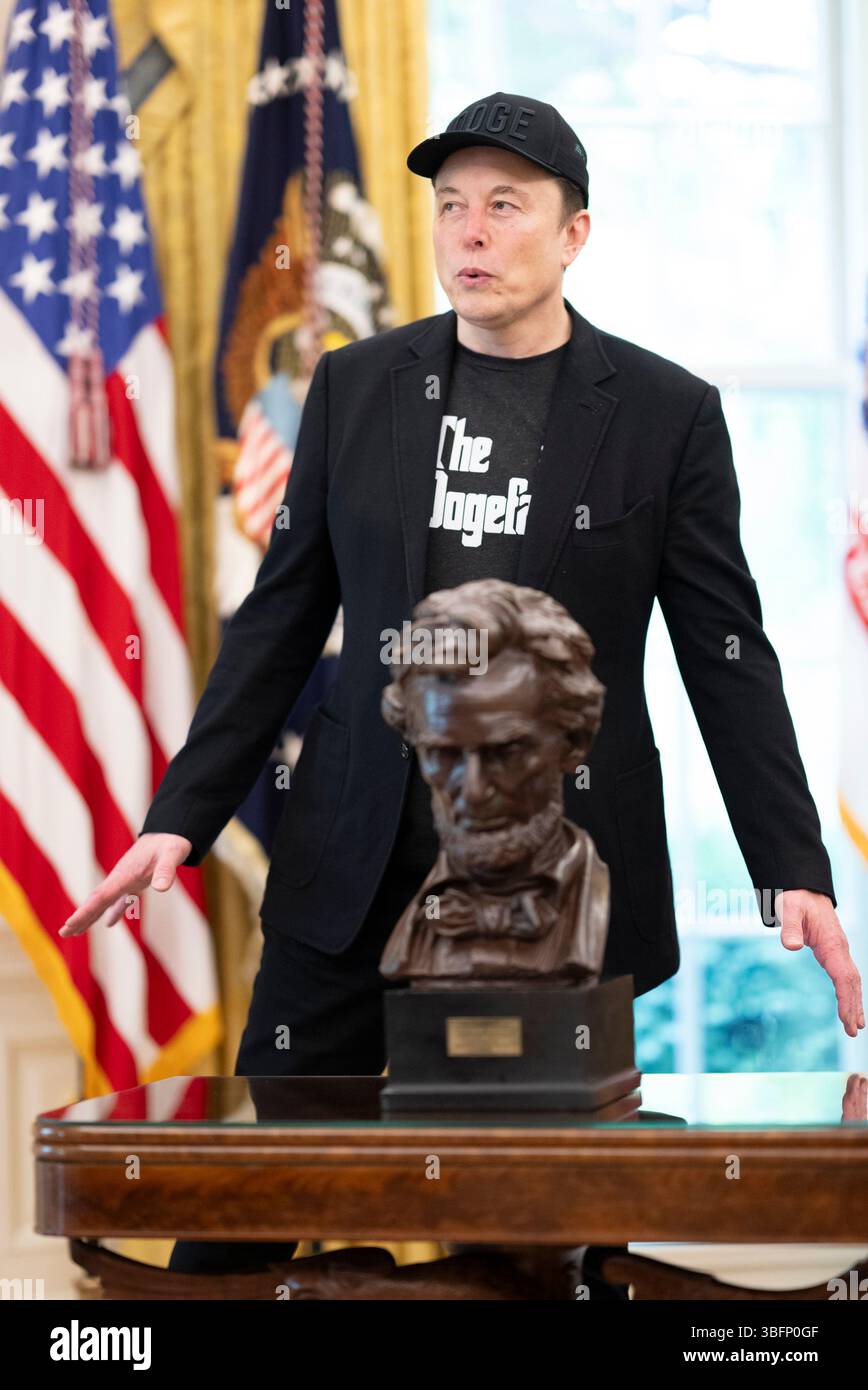 Washington, Vereinigte Staaten von Amerika. 30. Mai 2025. Der Milliardär und Direktor des Department of Government Efficiency, Elon Musk, antwortet auf eine Frage, während einer Pressekonferenz im Oval Office des Weißen Hauses am 30. Mai 2025 in Washington, D.C. Credit: Molly Riley/White House Photo/Alamy Live News Stockfoto