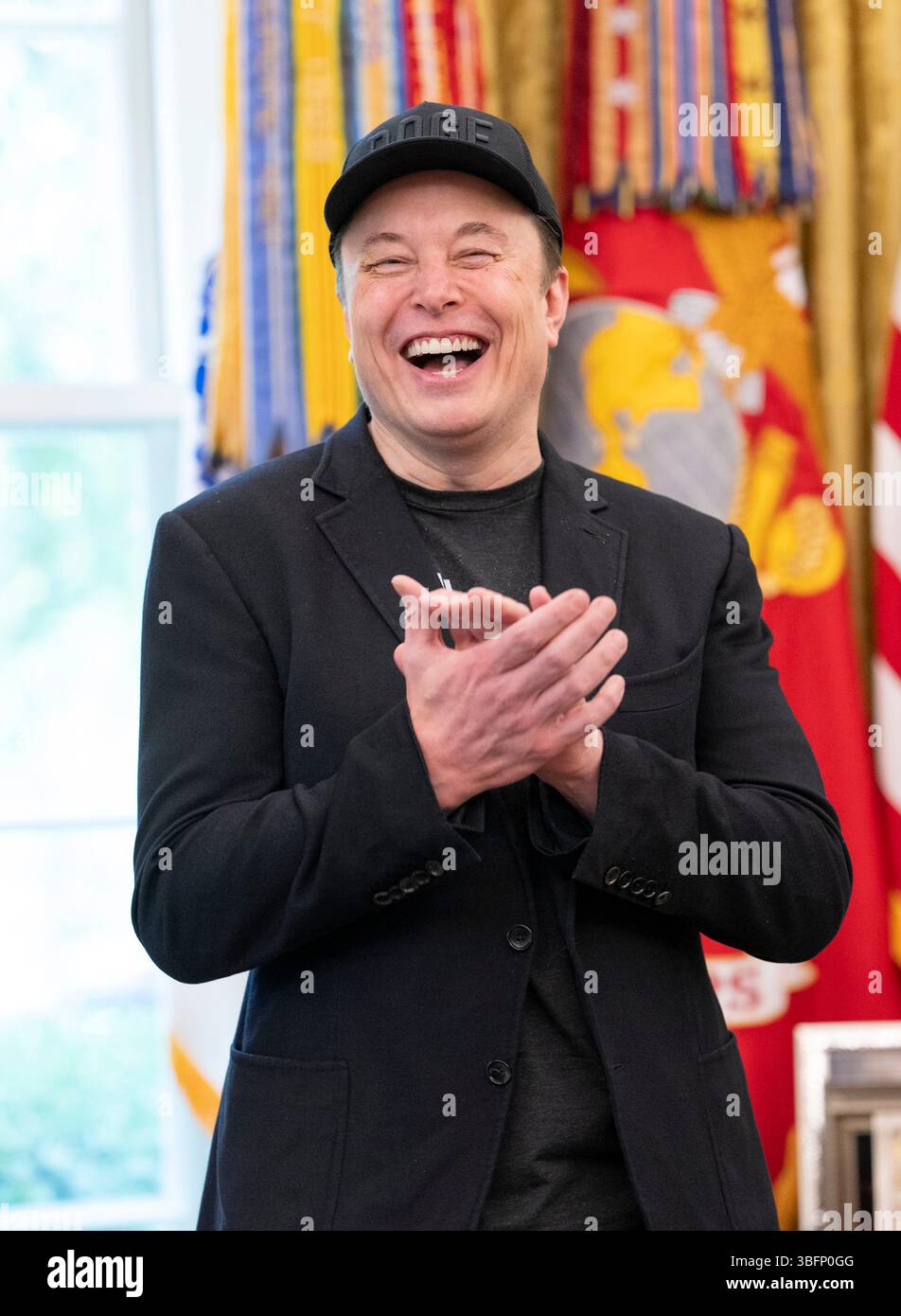 Washington, Vereinigte Staaten von Amerika. 30. Mai 2025. Elon Musk, Milliardär und Direktor des Department of Government Efficiency, lächelt, als US-Präsident Donald Trump am 30. Mai 2025 eine Pressekonferenz im Oval Office des Weißen Hauses in Washington, D.C. veranstaltet Stockfoto