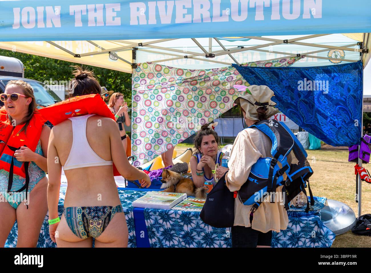 The Big Float, Portland, Oregon – 13. Juli 2019: Menschen treffen sich an einem Stand, um sich auf einen Floß auf dem Willamette River vorzubereiten. Stockfoto