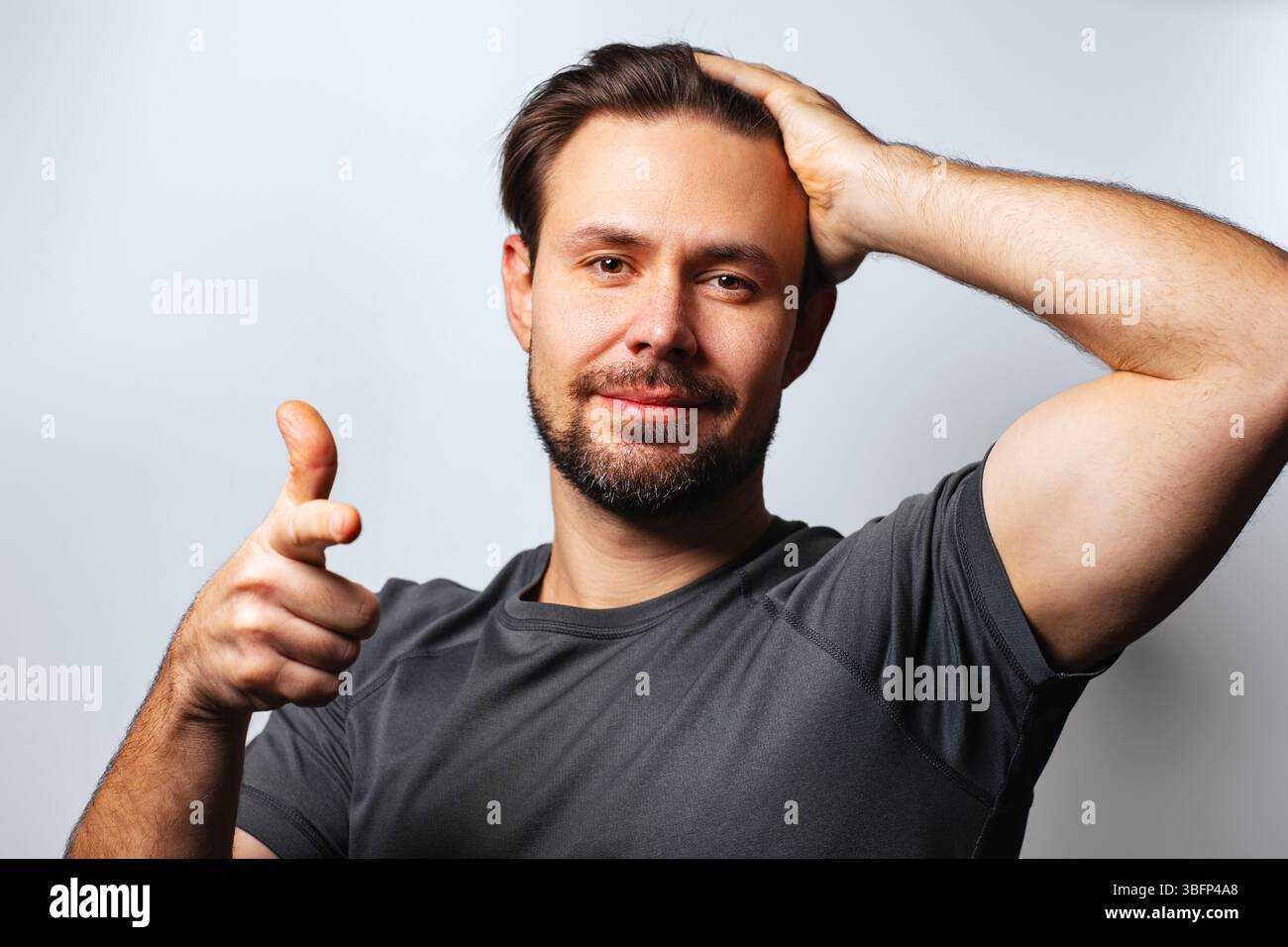 Gutaussehendes lächelndes Bärtemannes Atelier-Porträt auf weißem Hintergrund Stockfoto