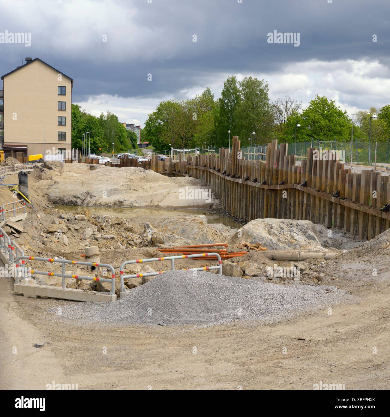Bodenverstärkte wassergefüllte Grube während eines Hausbaus Stockfoto