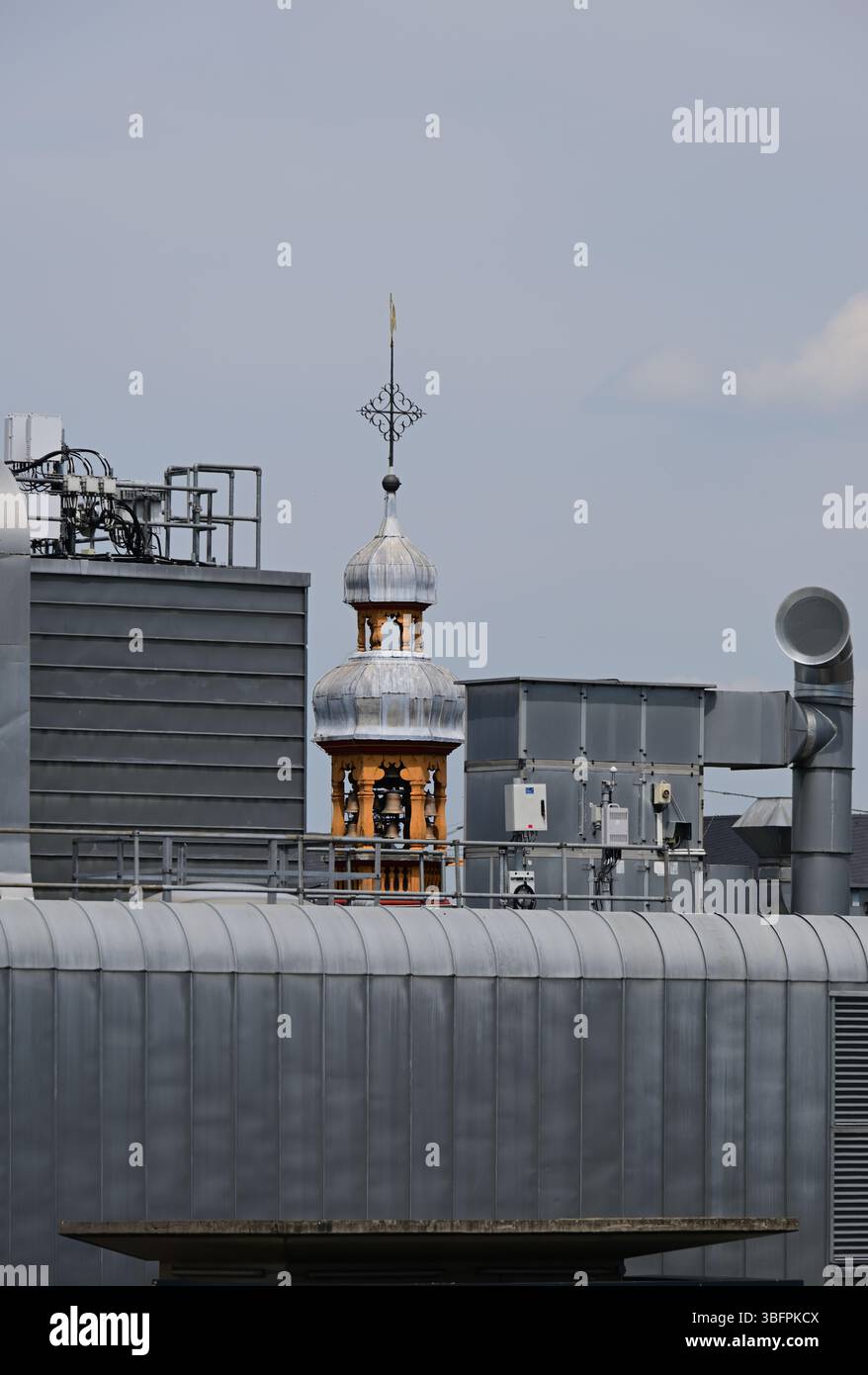 Kuppel der St. Ursula Kirche inmitten von Industriebauten in Köln Stockfoto