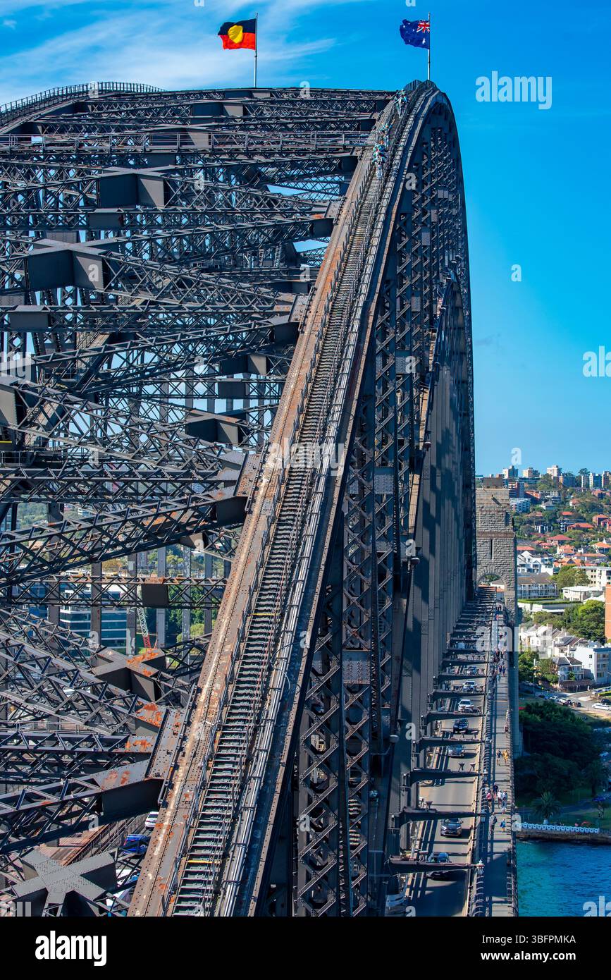 Von der Spitze des südöstlichen Pylons aus blickt man nach Norden auf den Stahlbogen und das Deck der Sydney Harbour Bridge in New South Wales, Australien Stockfoto