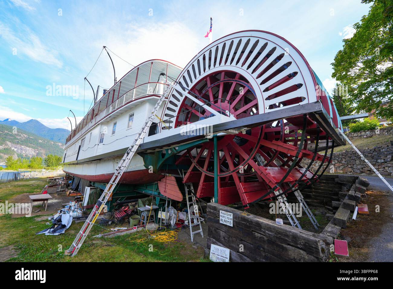 Rad des SS Moyie Raddampfers Raddampfer in Kaslo am Westufer des Kootenay Lake in British Columbia, Kanada - es ist die alte Welt Stockfoto