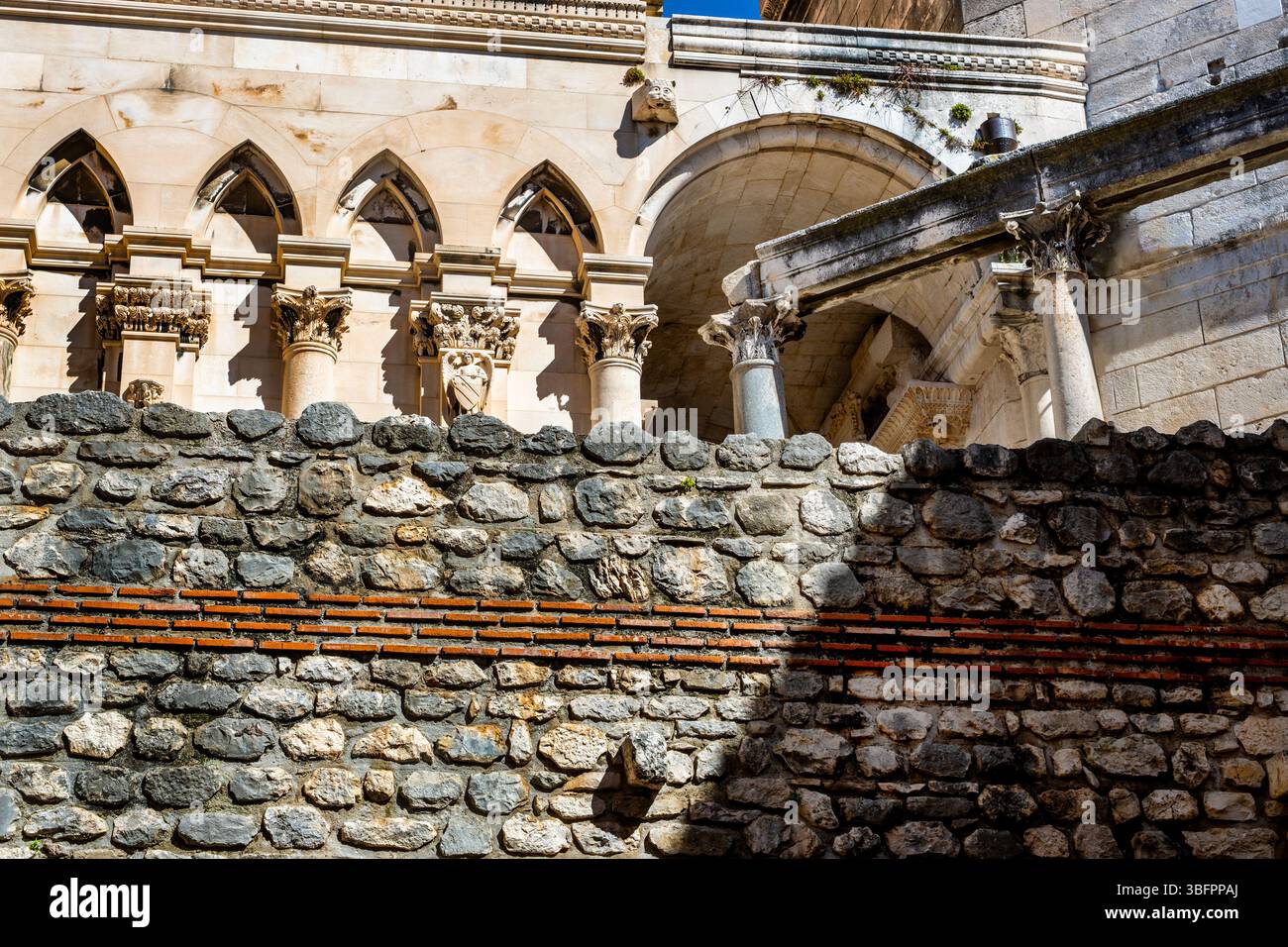 Details zum Glockenturm der Kathedrale Saint Domnius in Split, Kroatien. Stockfoto