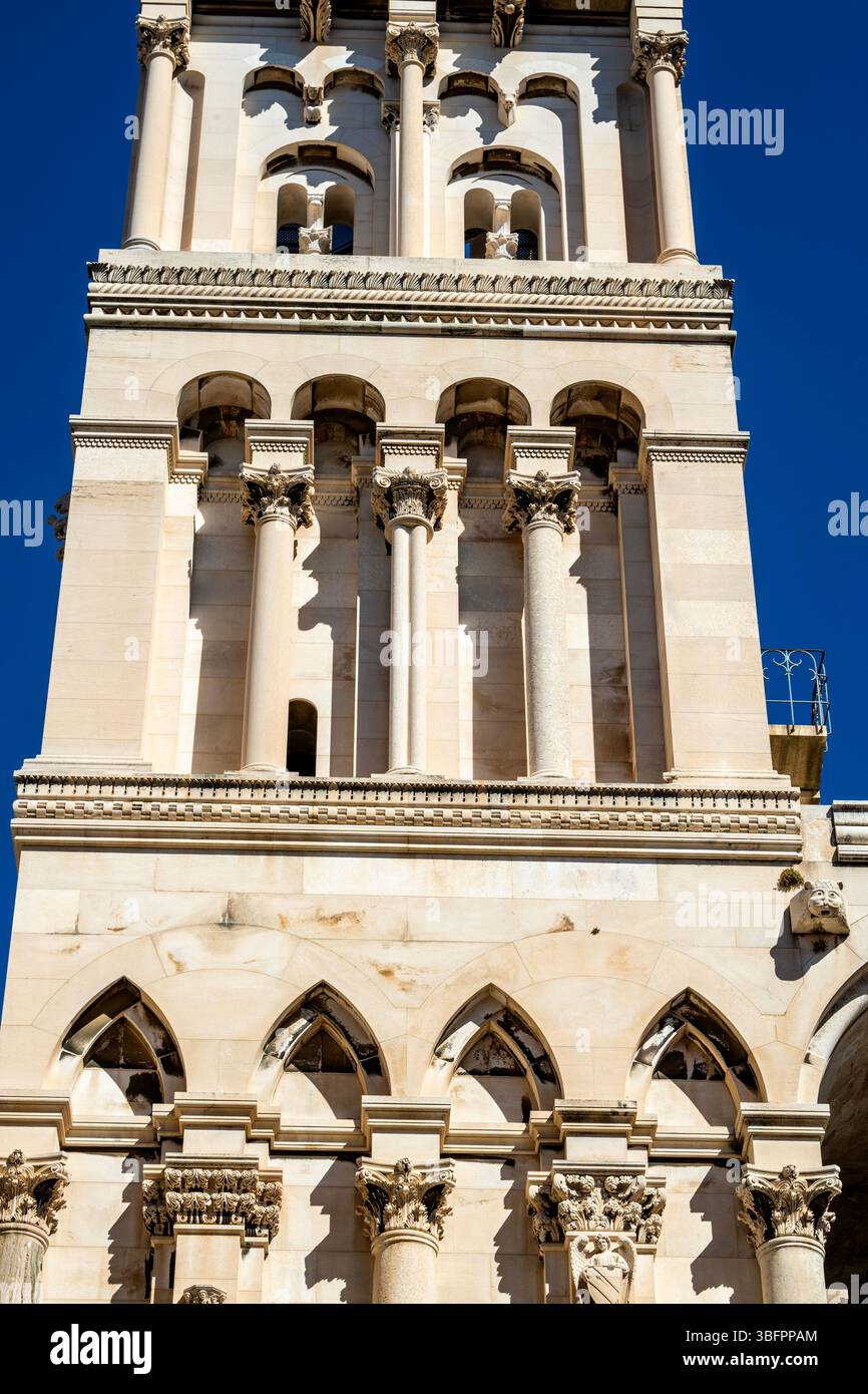 Details zum Glockenturm der Kathedrale Saint Domnius in Split, Kroatien. Stockfoto