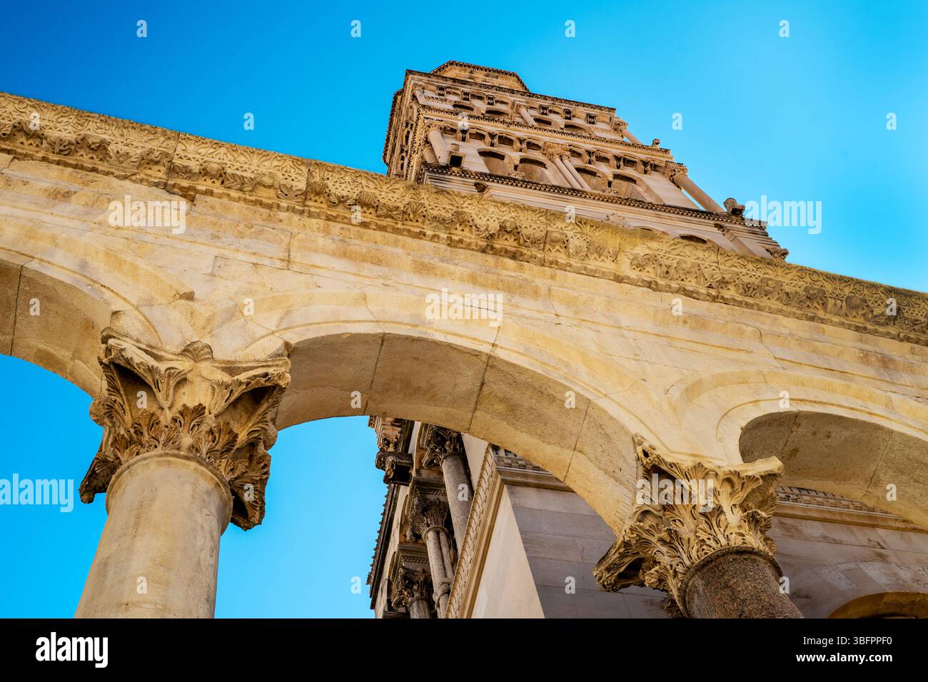 Der romanische Glockenturm in Split, Kroatien, ist der höchste in Dalmatien. Stockfoto
