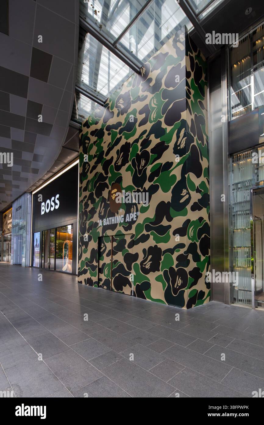 Vertikaler Blick auf Einen Bade Ape oder BAPE Einzelhandel, der gerade renoviert wird, eine temporäre Fassade an der Ladenfront ist eingerichtet und dient als Marketing. Singapur. Stockfoto