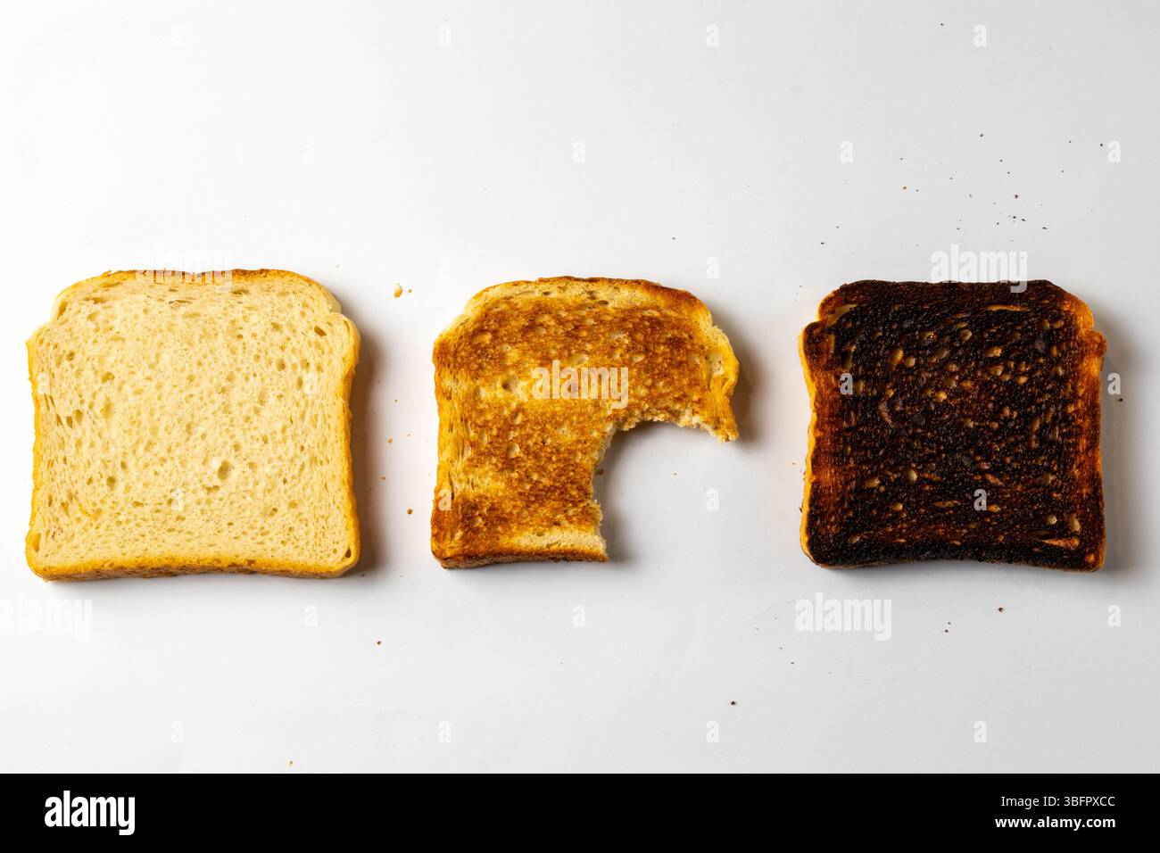 Geröstetes Brot und weißer Hintergrund Stockfoto