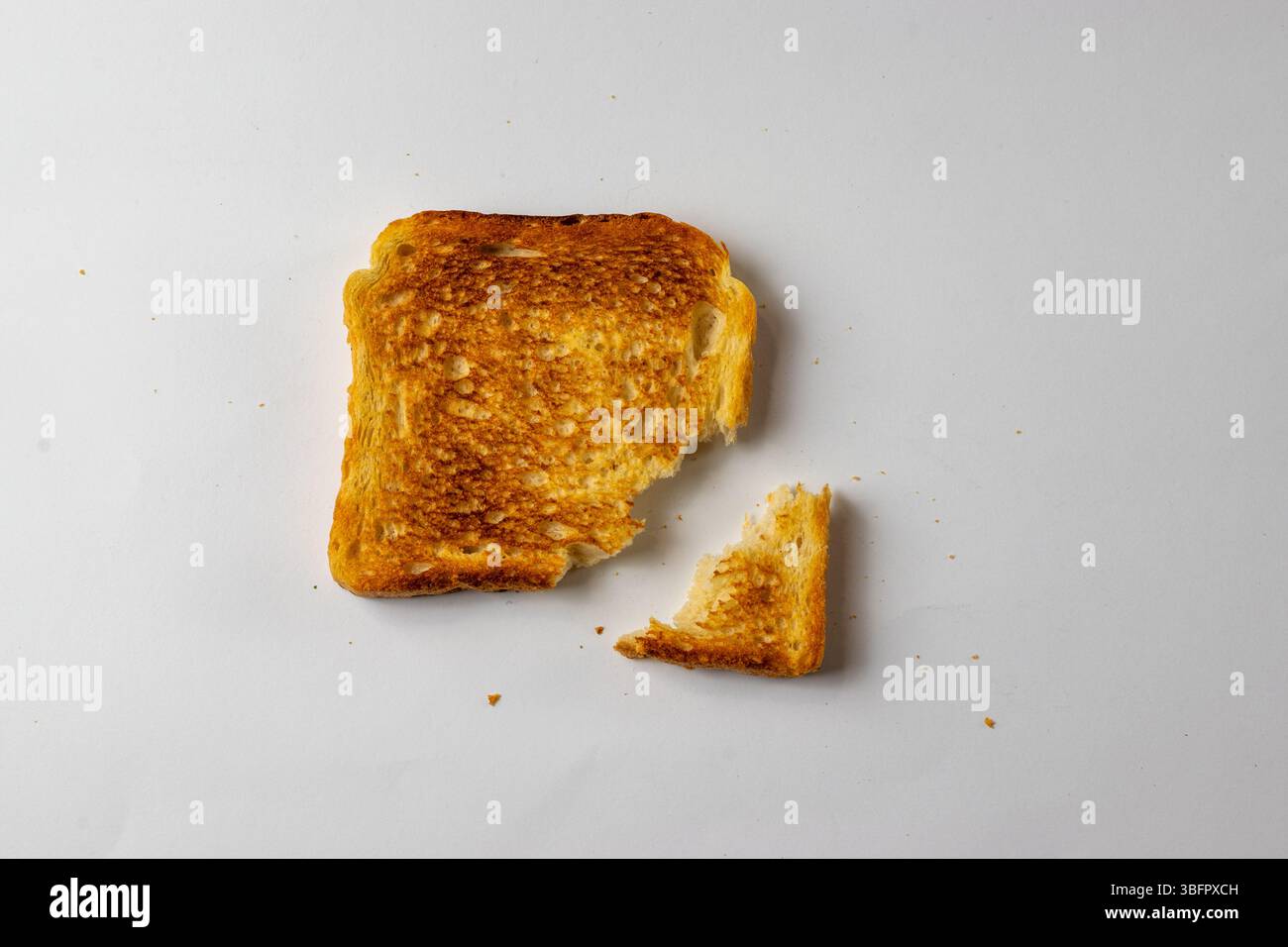 Geröstetes Brot und weißer Hintergrund Stockfoto