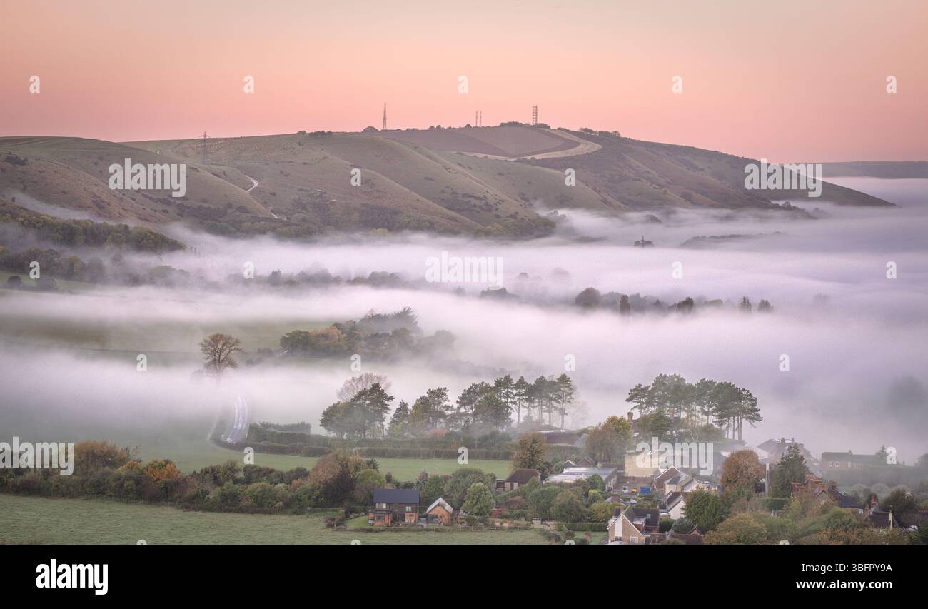 Nebelfüllende Escarpment Stockfoto
