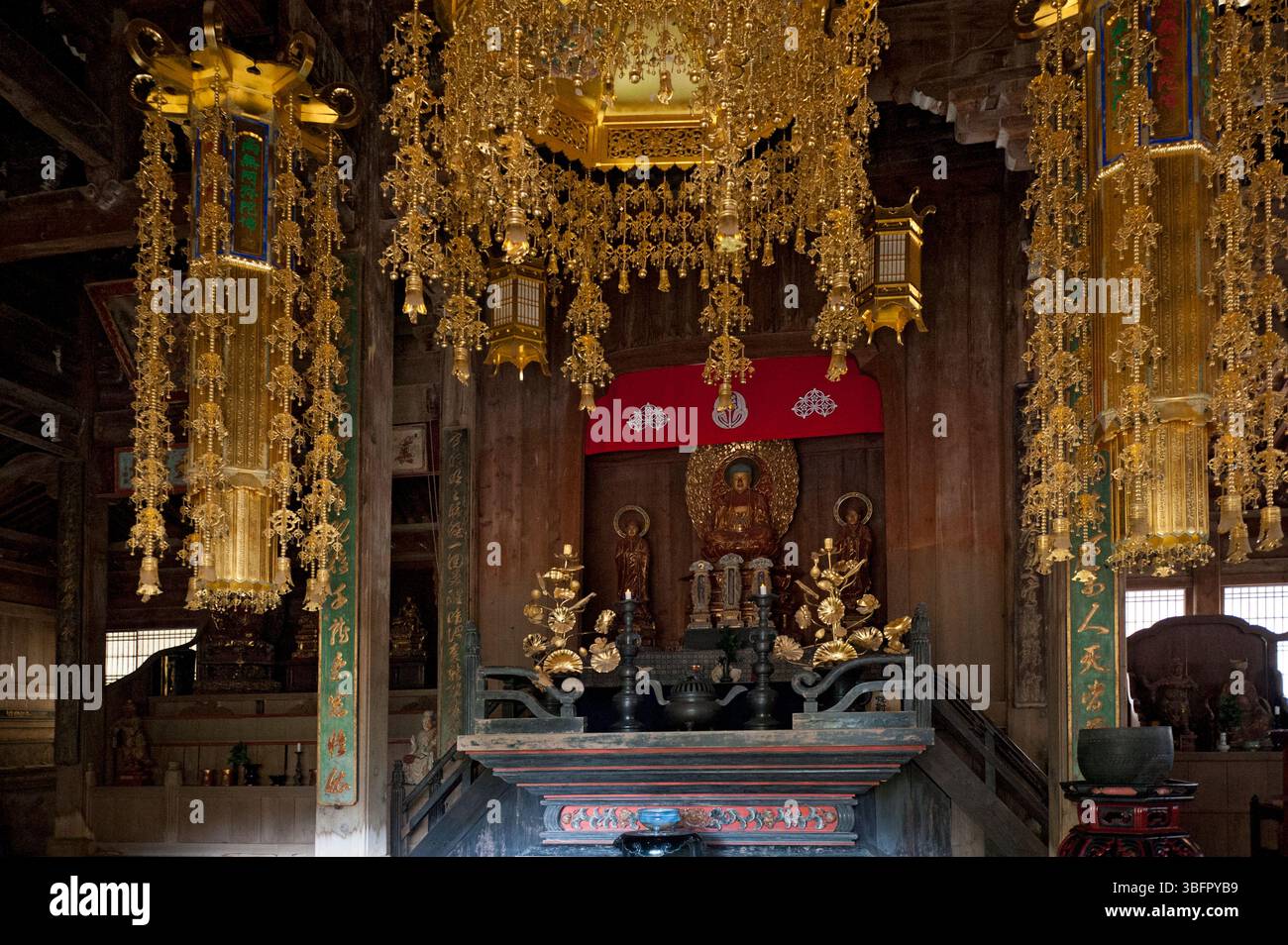 Verzierte Golddekorationen umgeben den Altar und die Buddha-Statue im hondo (Haupthalle) des Tokoji-Tempels in Hagi, Yamaguchi, Japan. Stockfoto