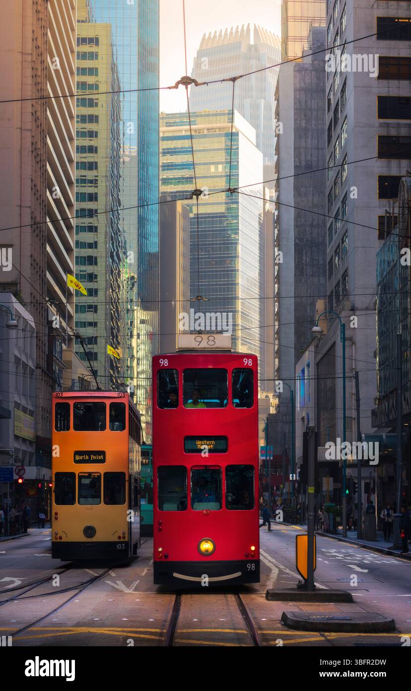 Straßenbahn auf dem westlichen Markt bei Sonnenaufgang, Sheung Wan, Hong Kong Island, Hongkong, China, Asien Stockfoto