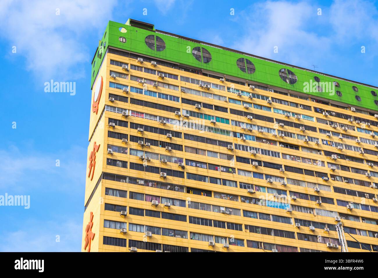 Fassade des People's Park Complex, ein Hochhaus mit Geschäfts- und Wohnturm in Chinatown, Singapur Stockfoto