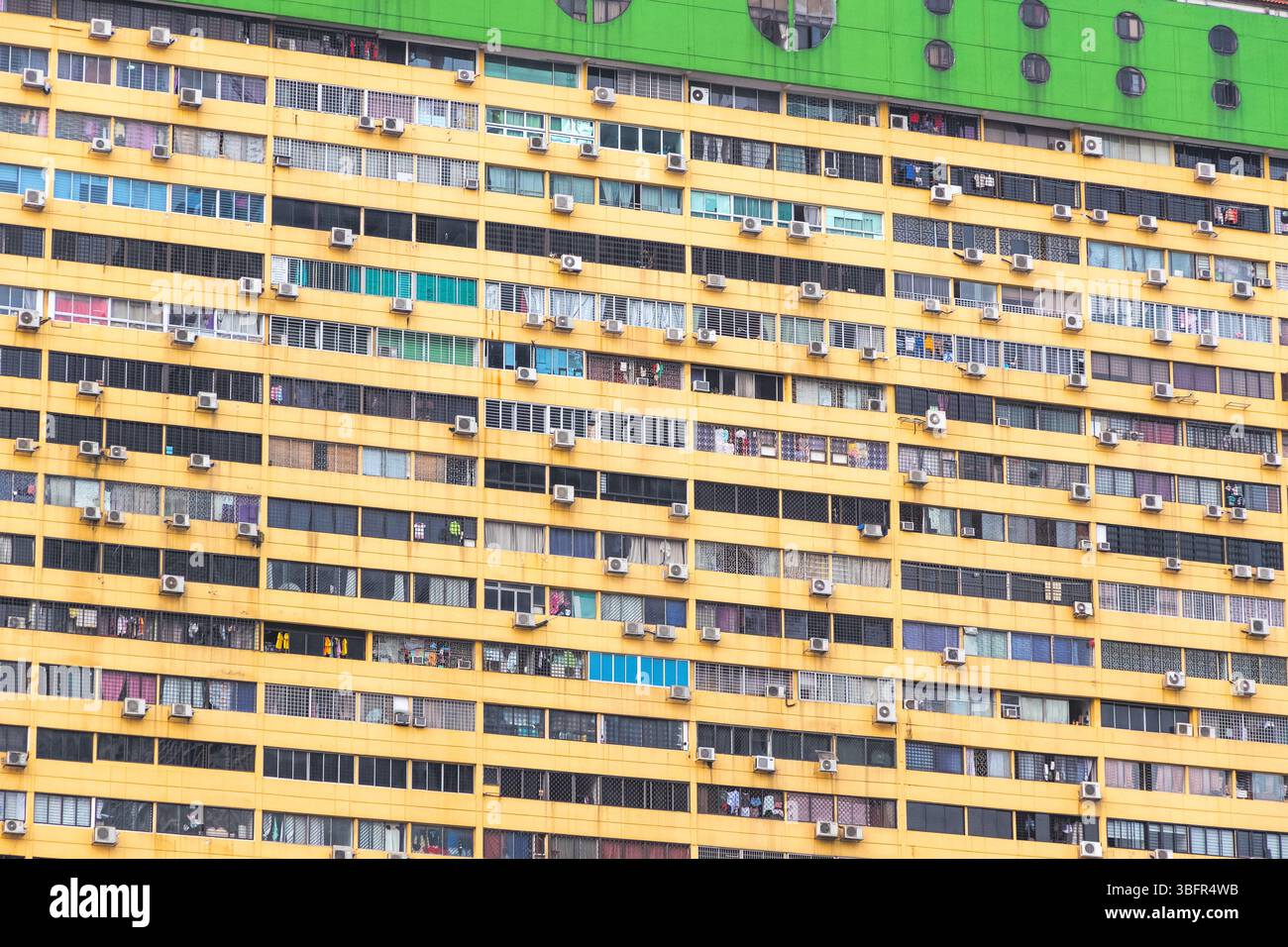 Fassade des People's Park Complex, ein Hochhaus mit Geschäfts- und Wohnturm in Chinatown, Singapur Stockfoto