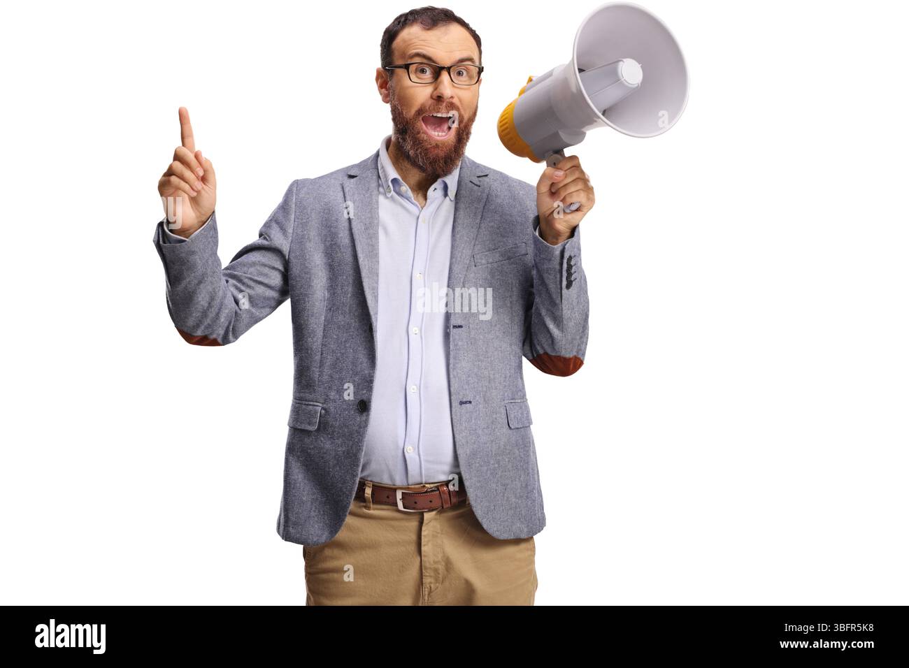 Bärtiger Mann mit einem Megaphon, der isoliert auf weißem Hintergrund zeigt Stockfoto
